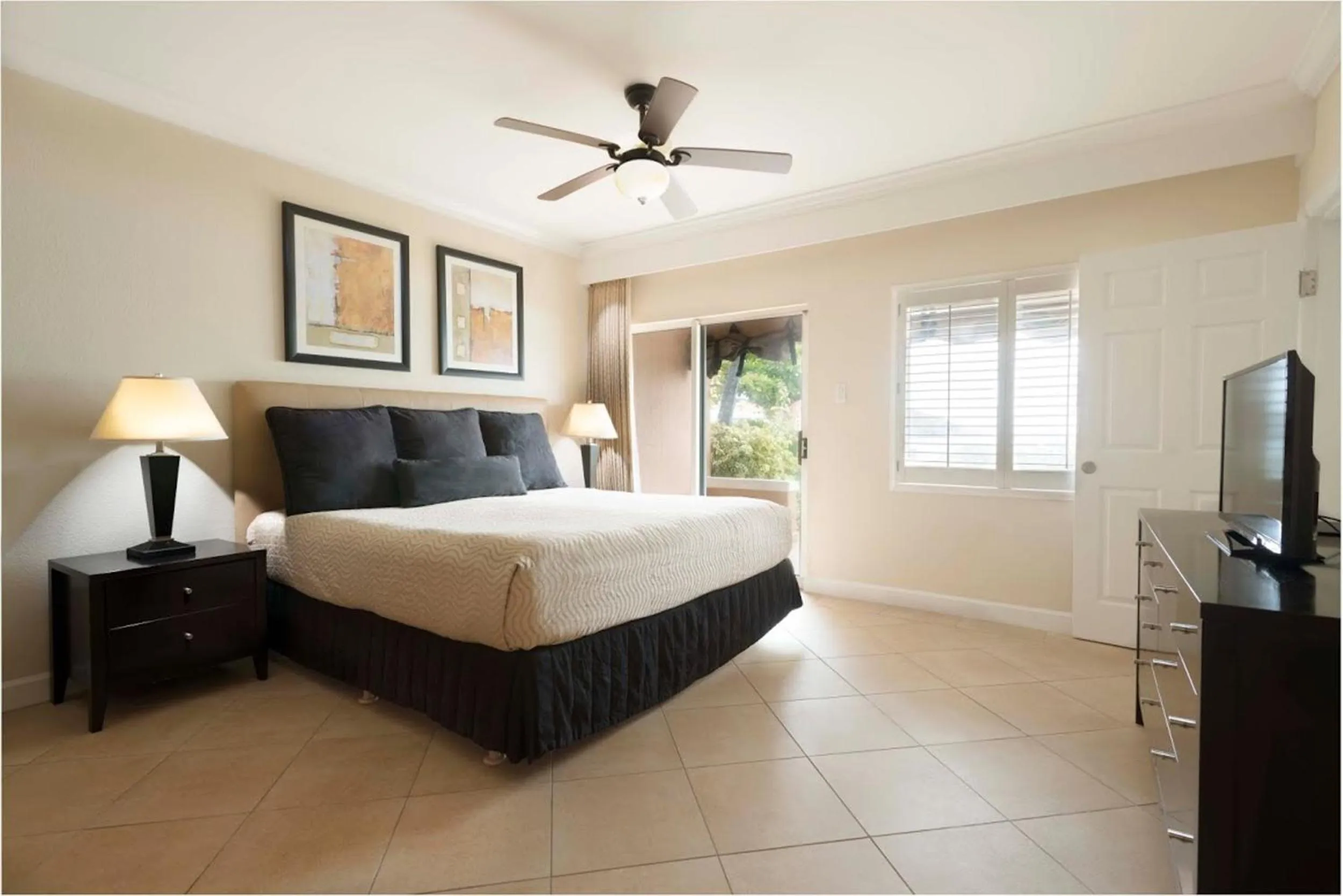 Bathroom, Bed in Divi Little Bay Beach Resort