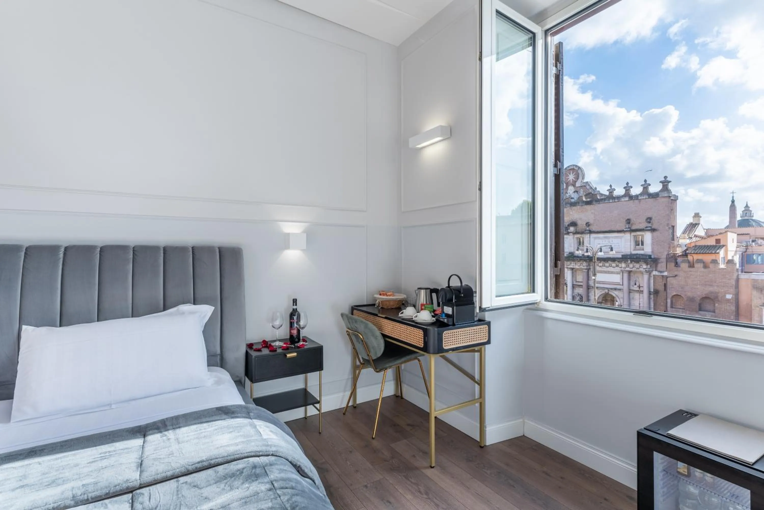 Coffee/tea facilities, Bed in Rome Plaza Suites, Luxury Collection