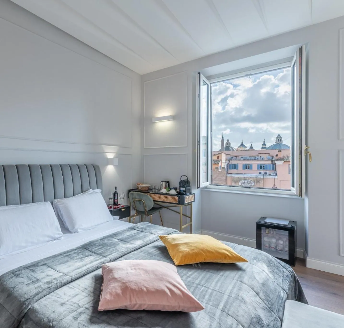 View (from property/room), Bed in Rome Plaza Suites, Luxury Collection