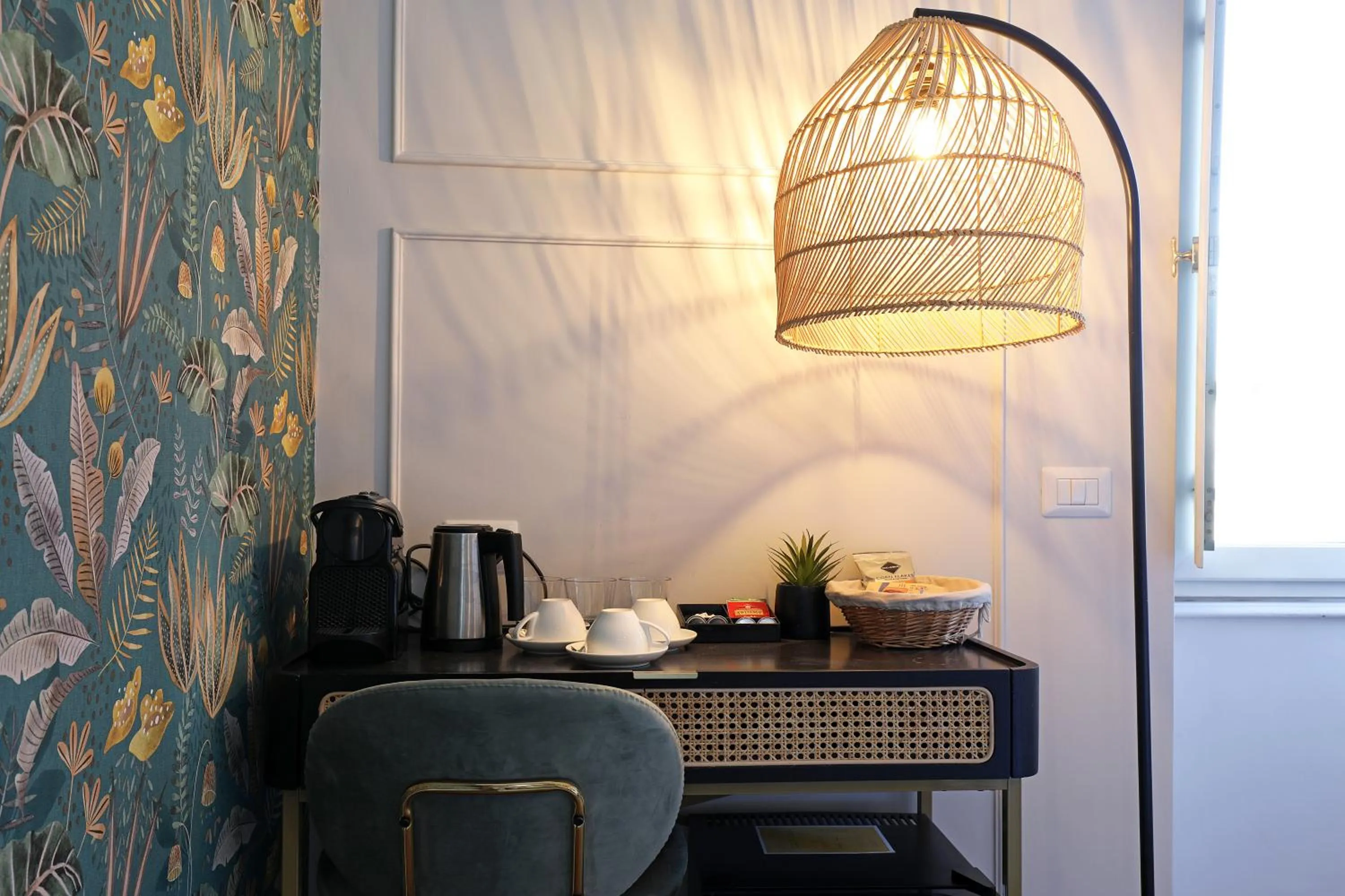 Coffee/tea facilities in Rome Plaza Suites, Luxury Collection