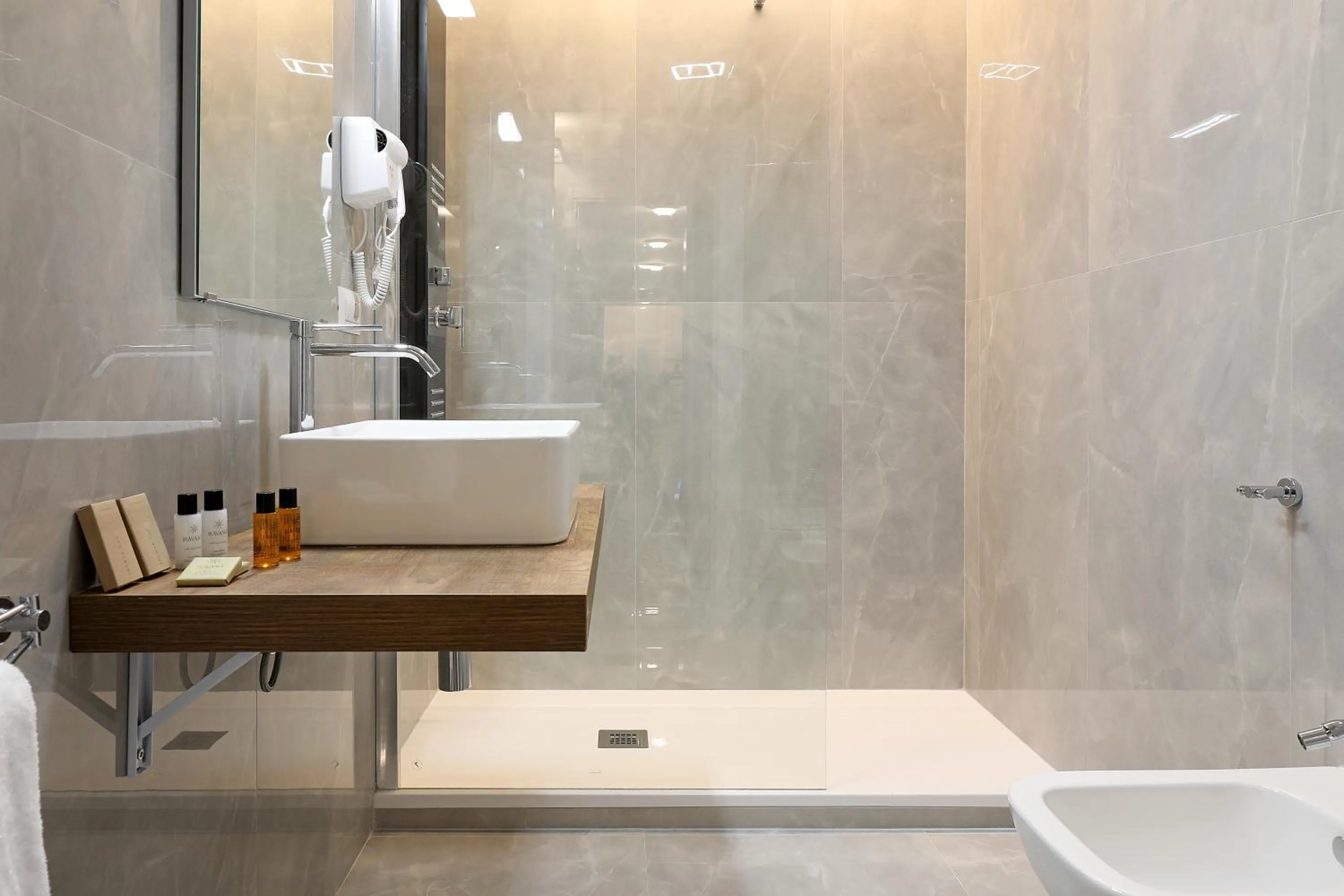 Shower in Rome Plaza Suites, Luxury Collection