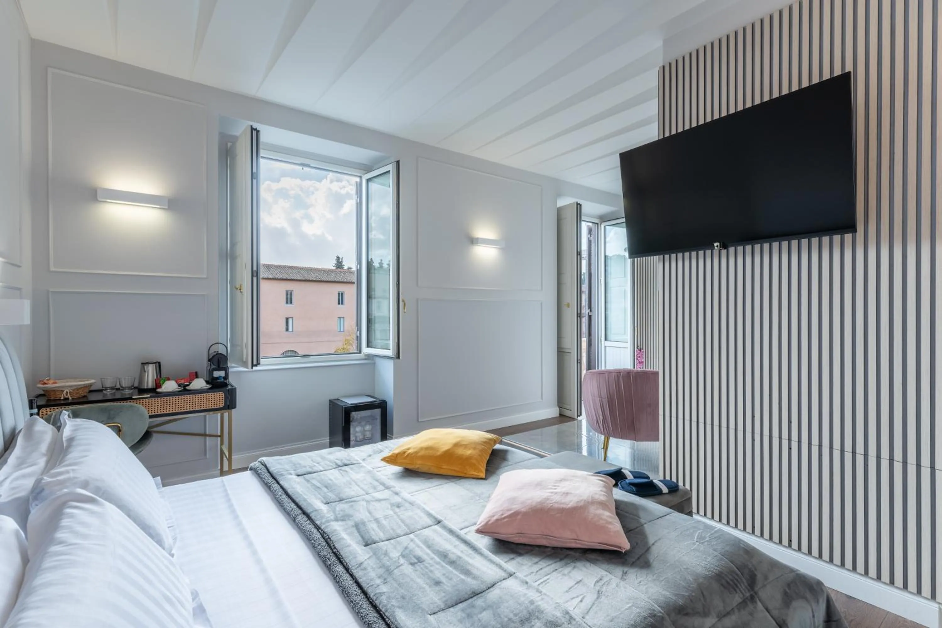 Bedroom, Bed in Rome Plaza Suites, Luxury Collection