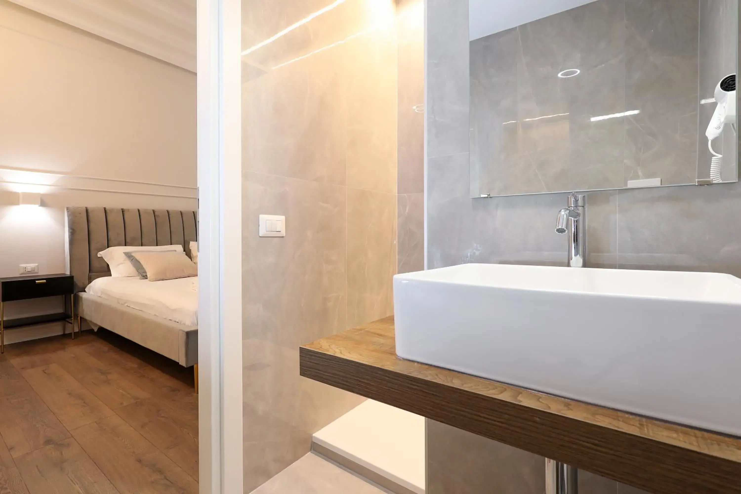 Luxury Triple Room in Rome Plaza Suites, Luxury Collection Luxury Triple Room in Rome Plaza Suites, Luxury Collection