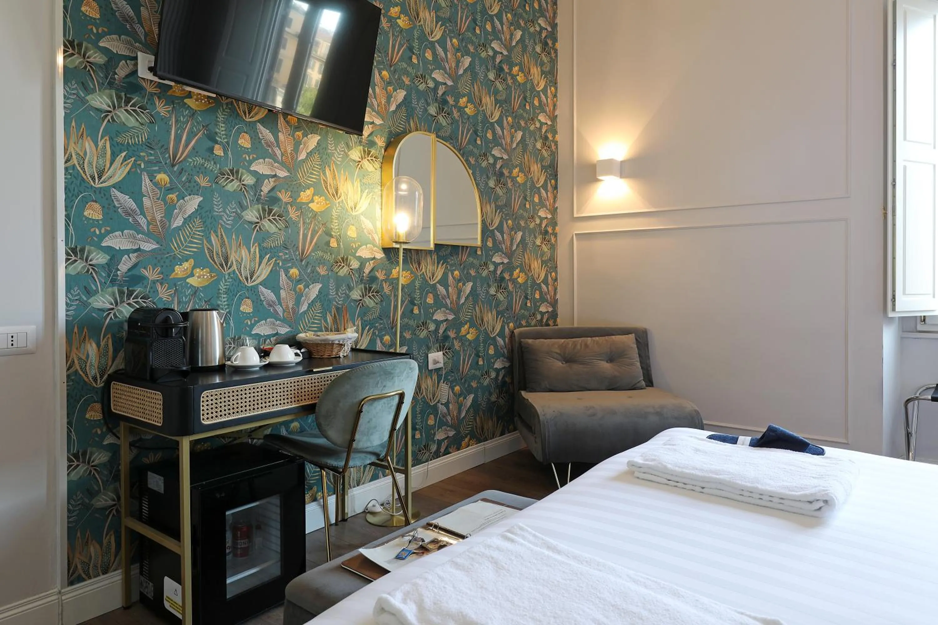 Coffee/tea facilities, Bed in Rome Plaza Suites, Luxury Collection