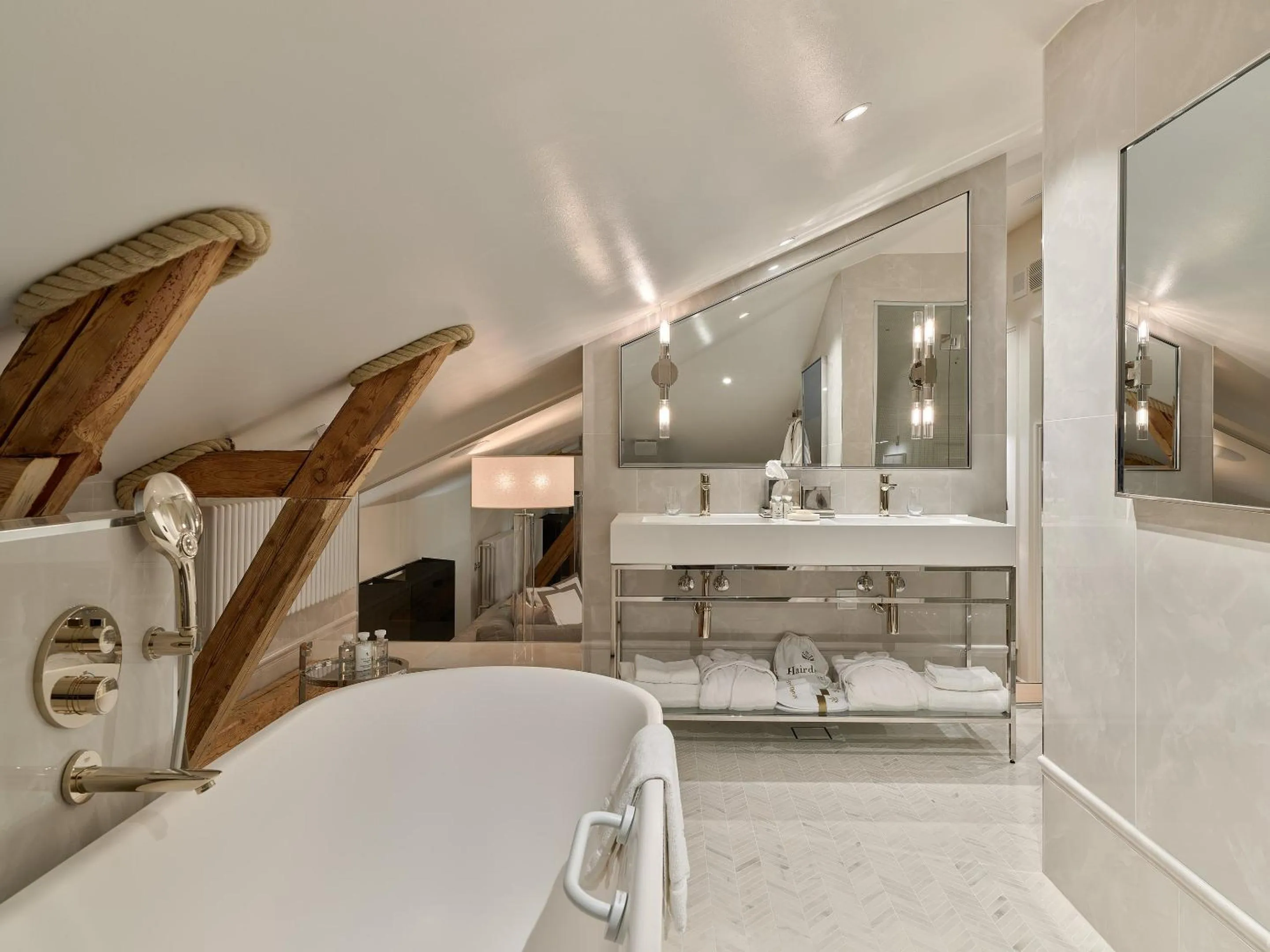 Shower, Bed in Waldorf Astoria Helsinki