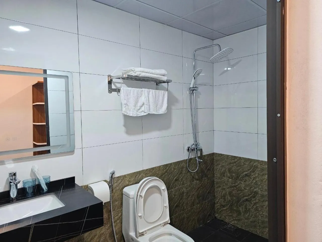 Shower in SAPA COSY HOTEL