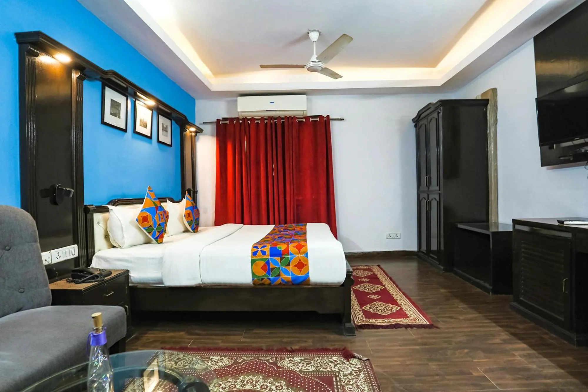 Communal lounge/ TV room, Bed in FabHotel Sentinel Suites