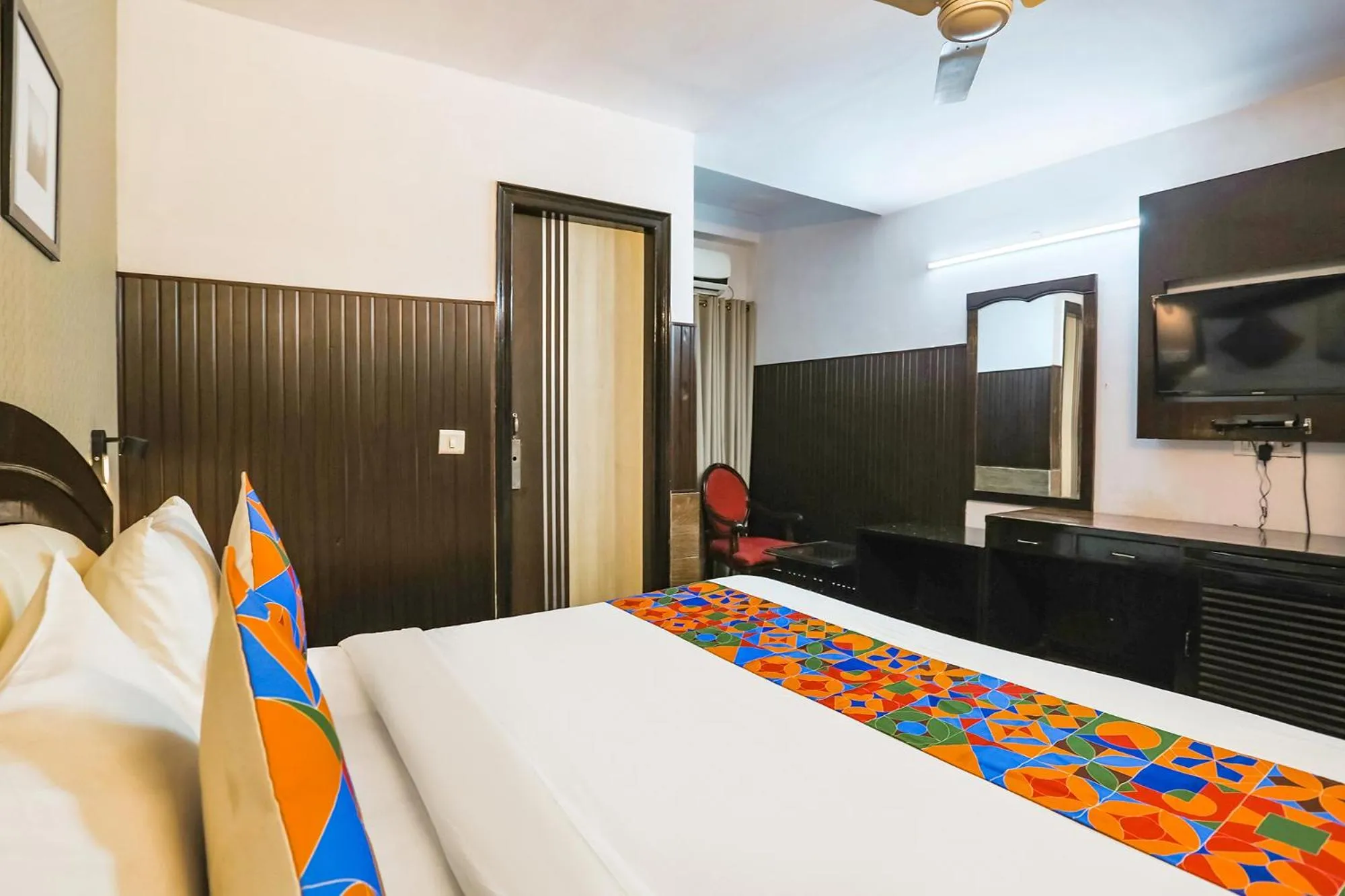 Communal lounge/ TV room, Bed in FabHotel Sentinel Suites