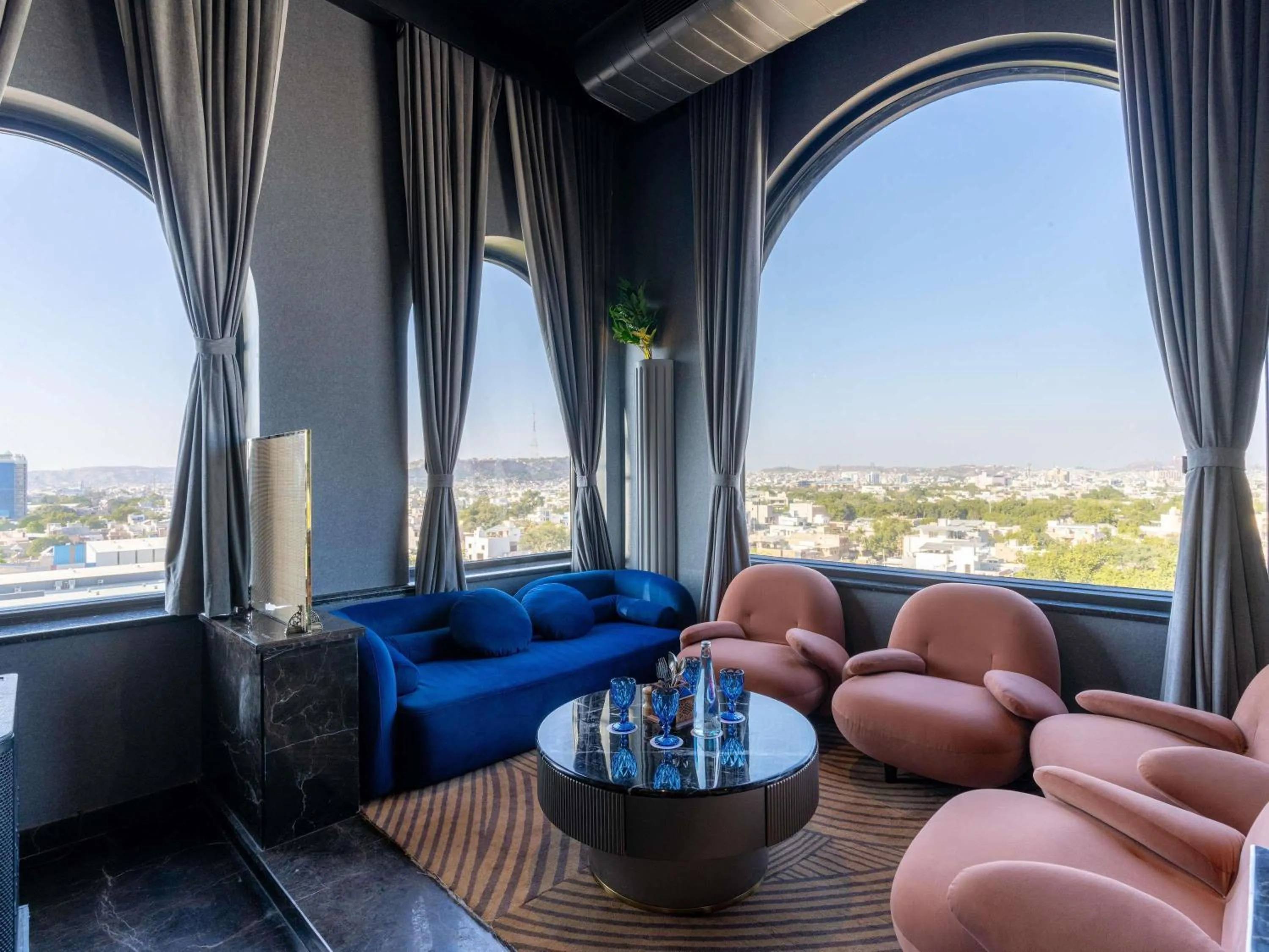 Lounge or bar in Novotel Jodhpur ITI Circle