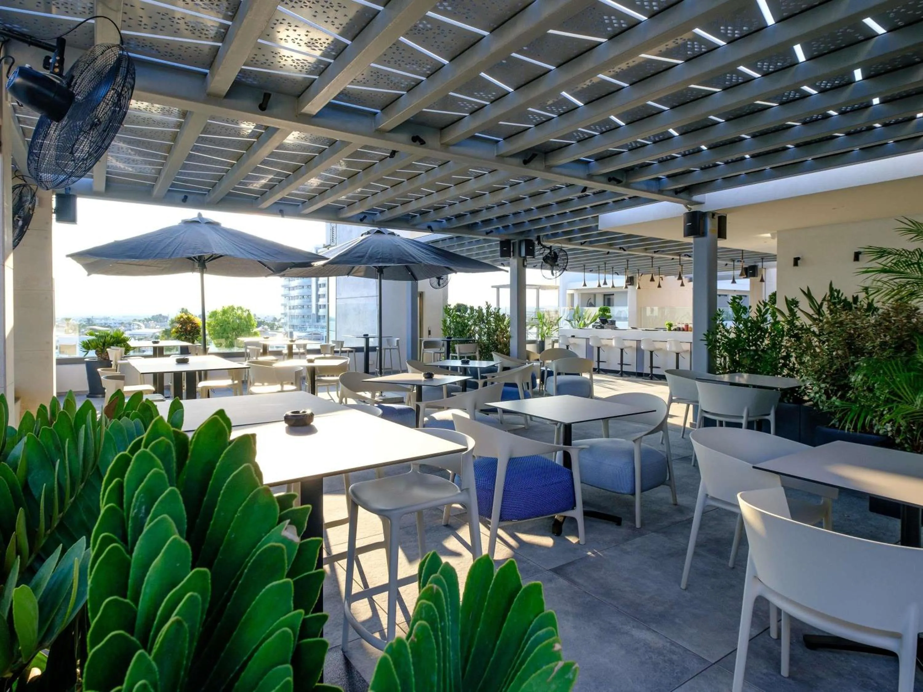 Lounge or bar in Mercure Larnaca Beach Resort