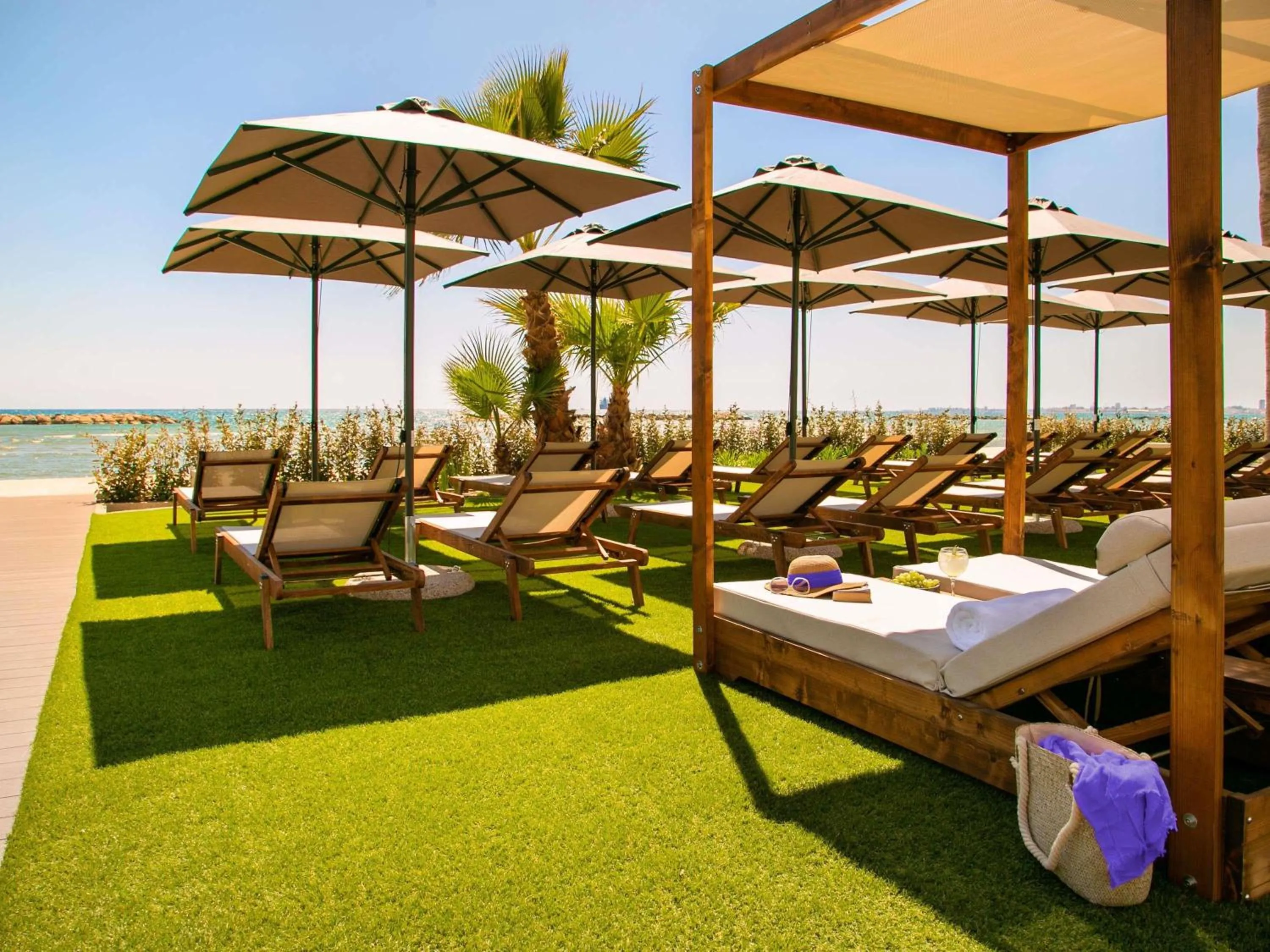 Lounge or bar in Mercure Larnaca Beach Resort