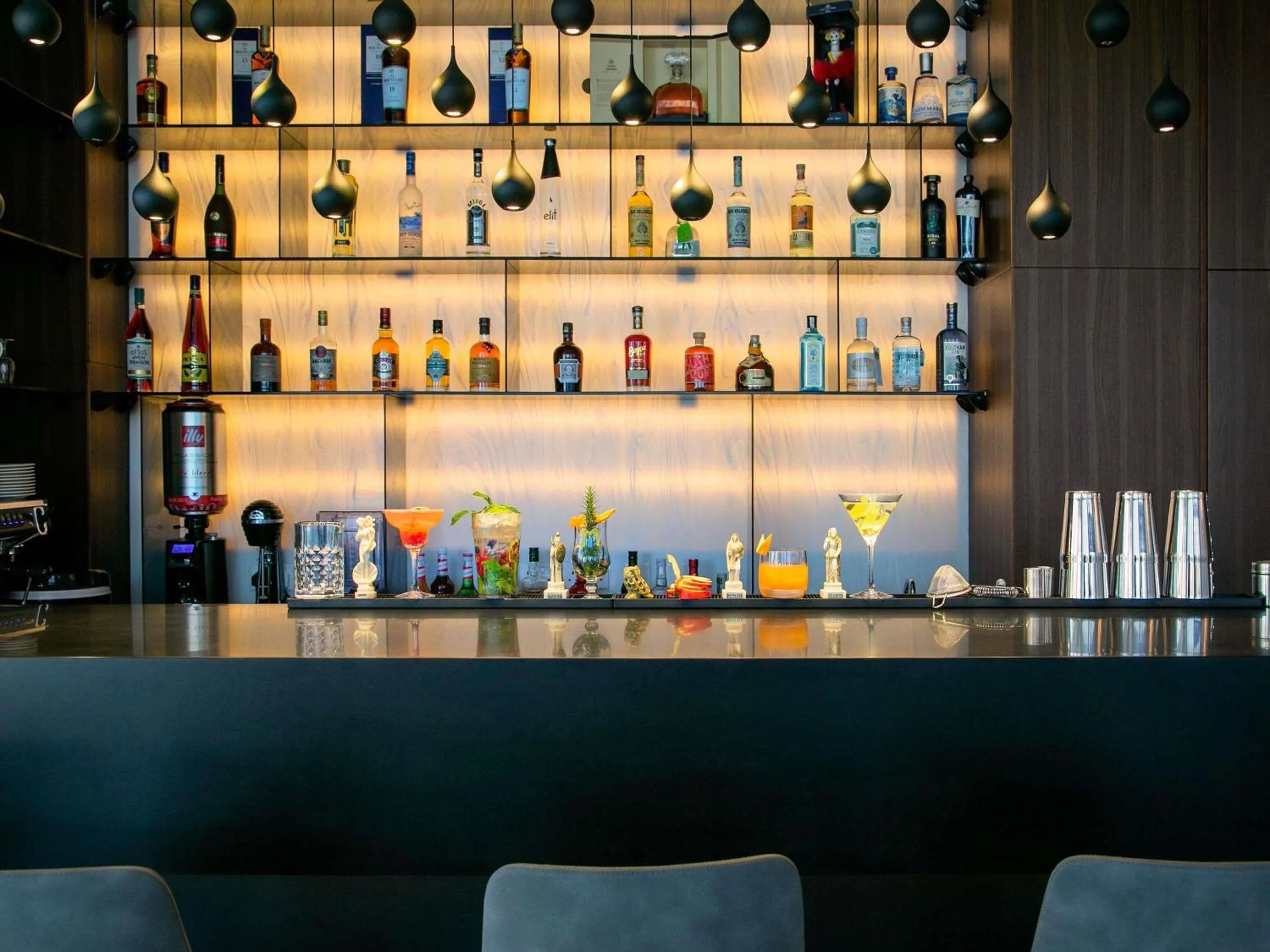 Lounge or bar in Mercure Larnaca Beach Resort