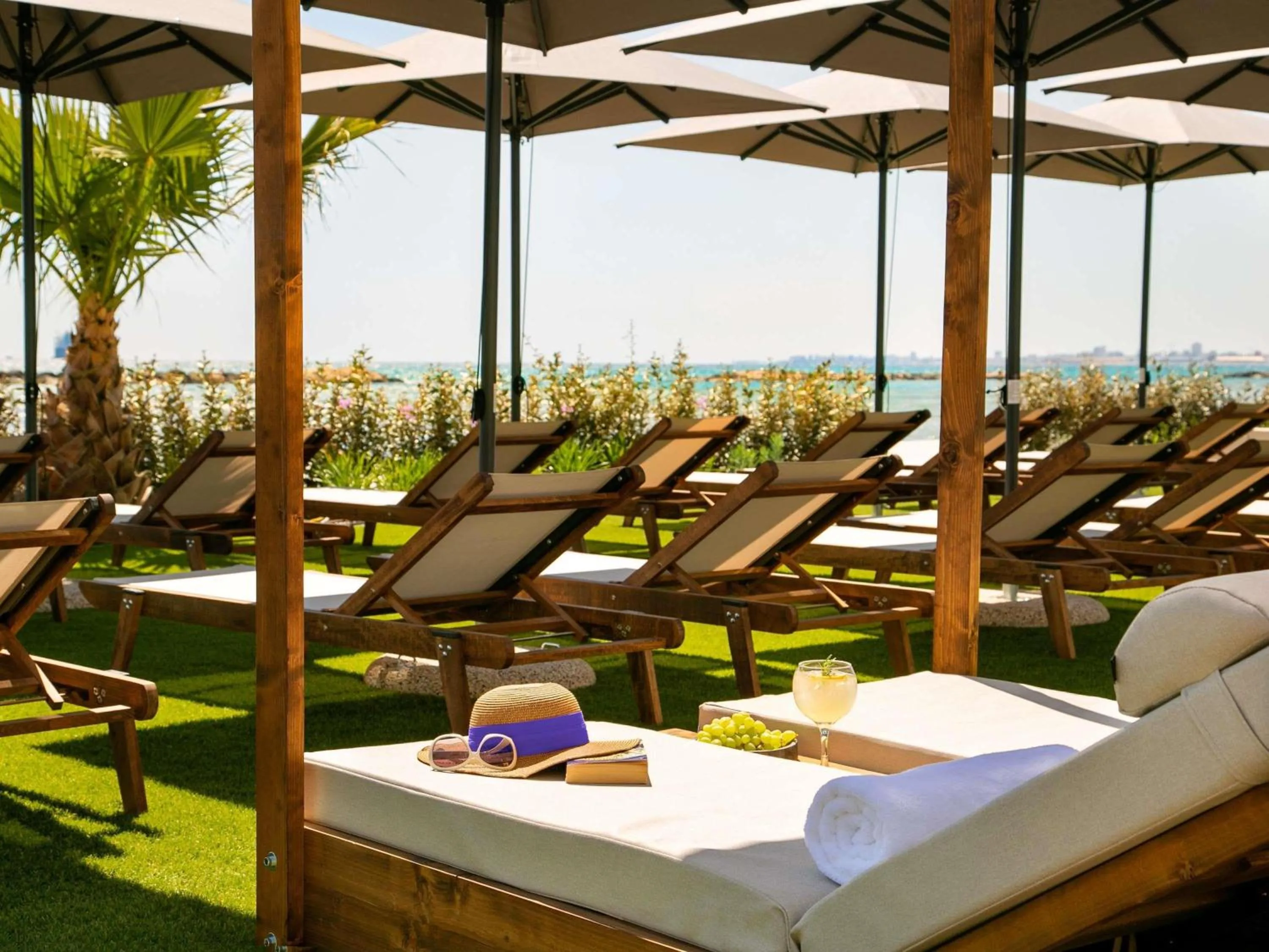 Lounge or bar in Mercure Larnaca Beach Resort
