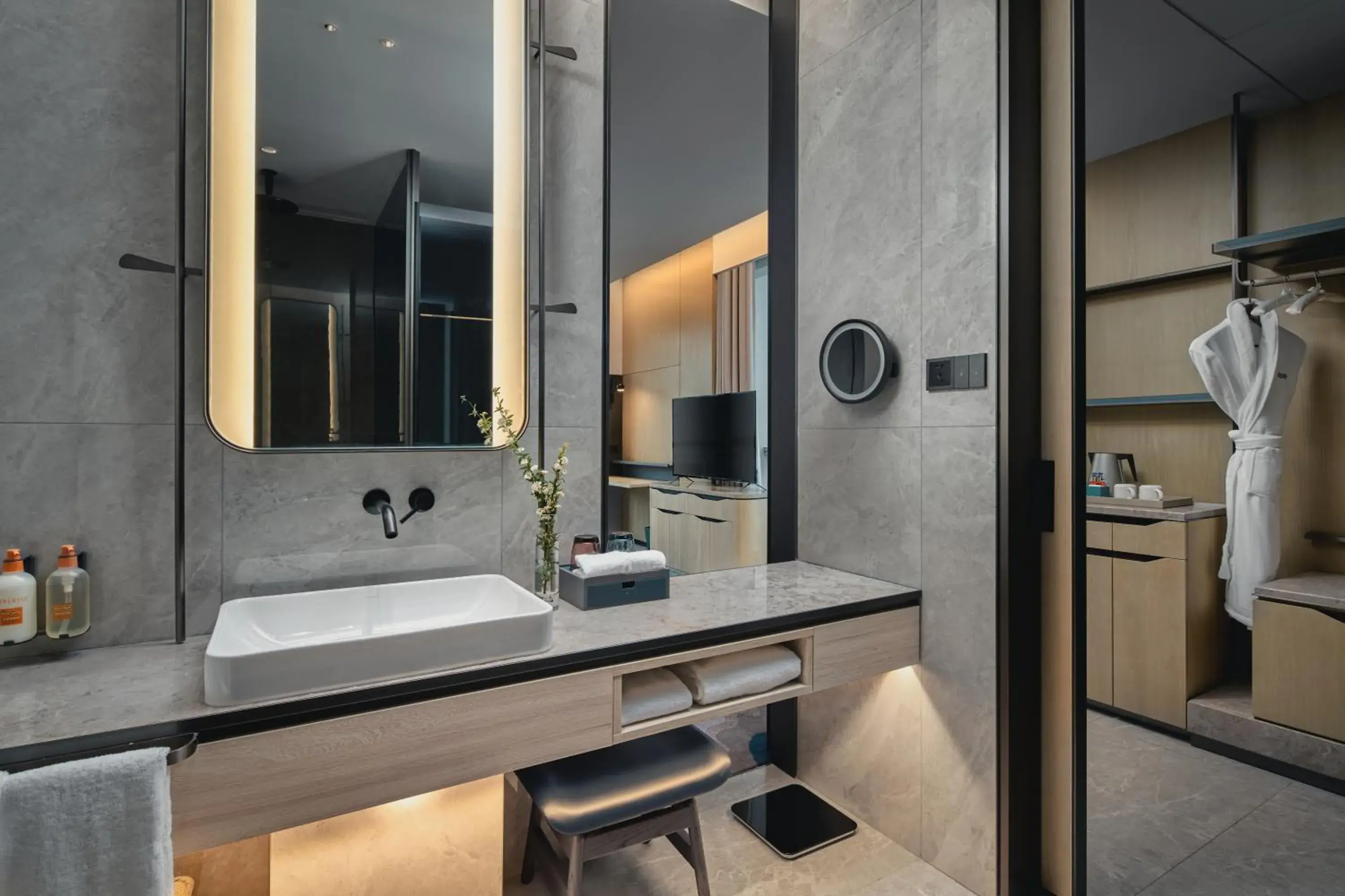 Standard Twin Room with River View in Crowne Plaza Hangzhou Riverside by IHG Standard Twin Room with River View in Crowne Plaza Hangzhou Riverside by IHG