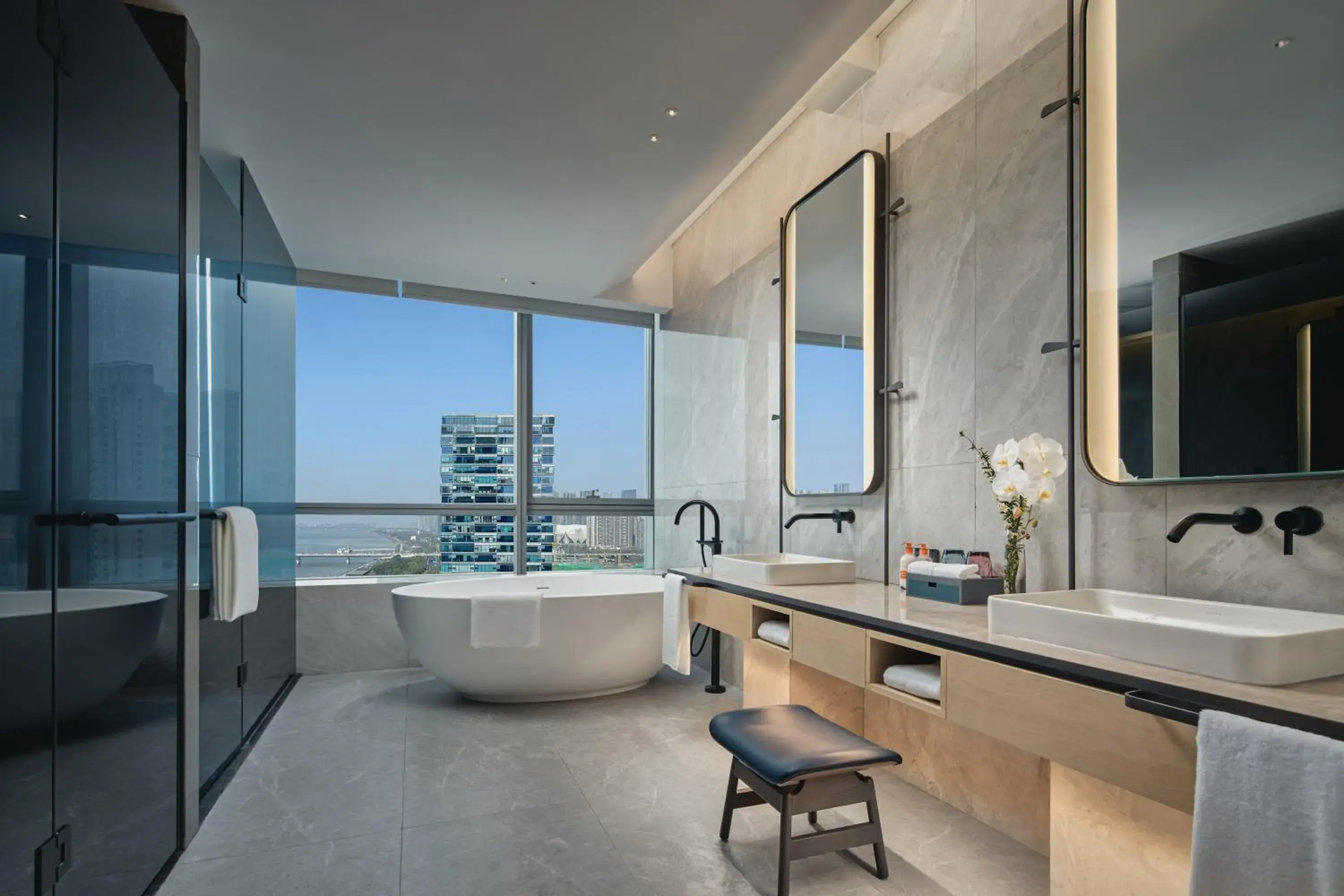 Premium King Room with River View in Crowne Plaza Hangzhou Riverside by IHG Premium King Room with River View in Crowne Plaza Hangzhou Riverside by IHG