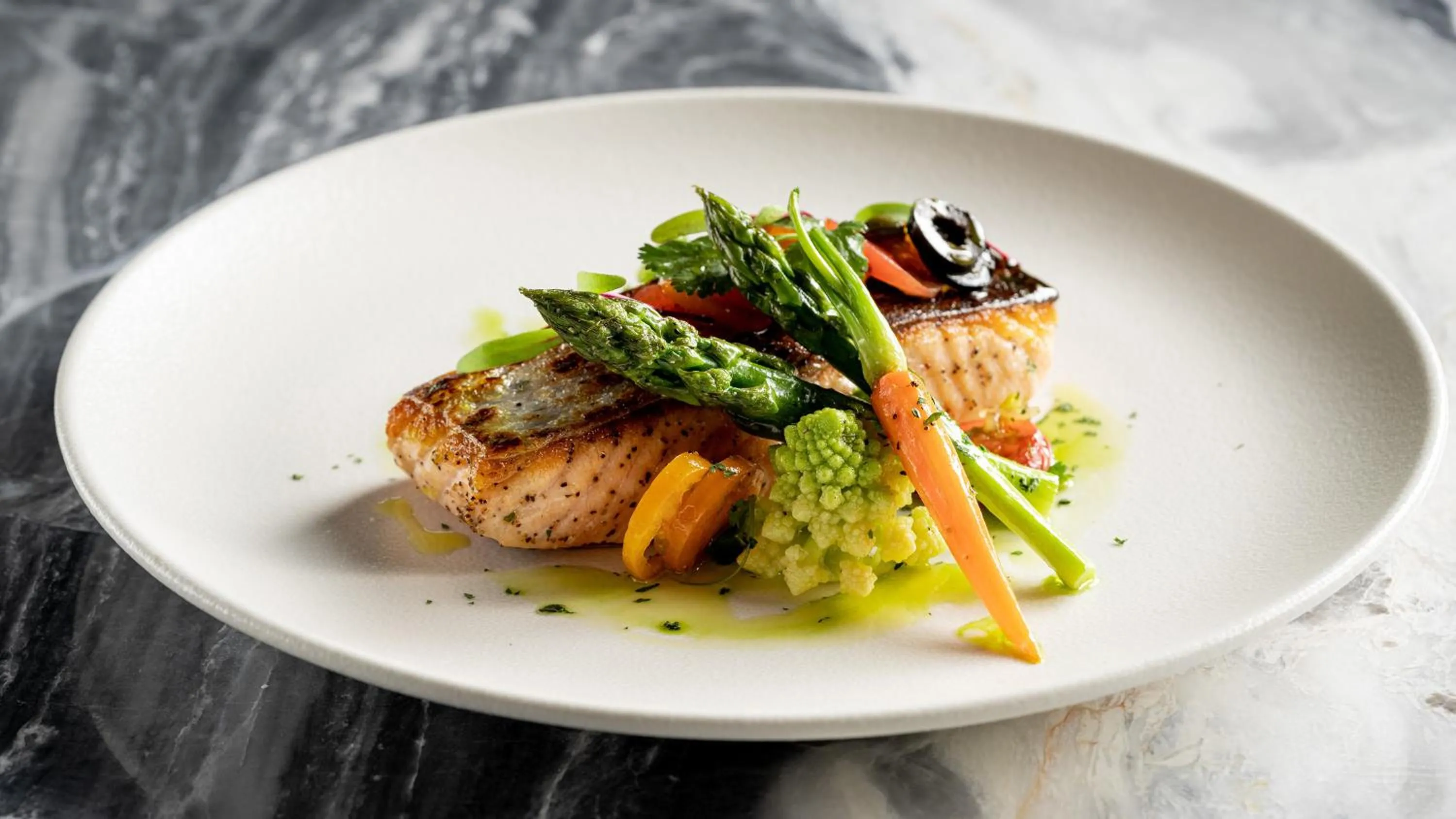 Restaurant/places to eat in Crowne Plaza Hangzhou Riverside by IHG