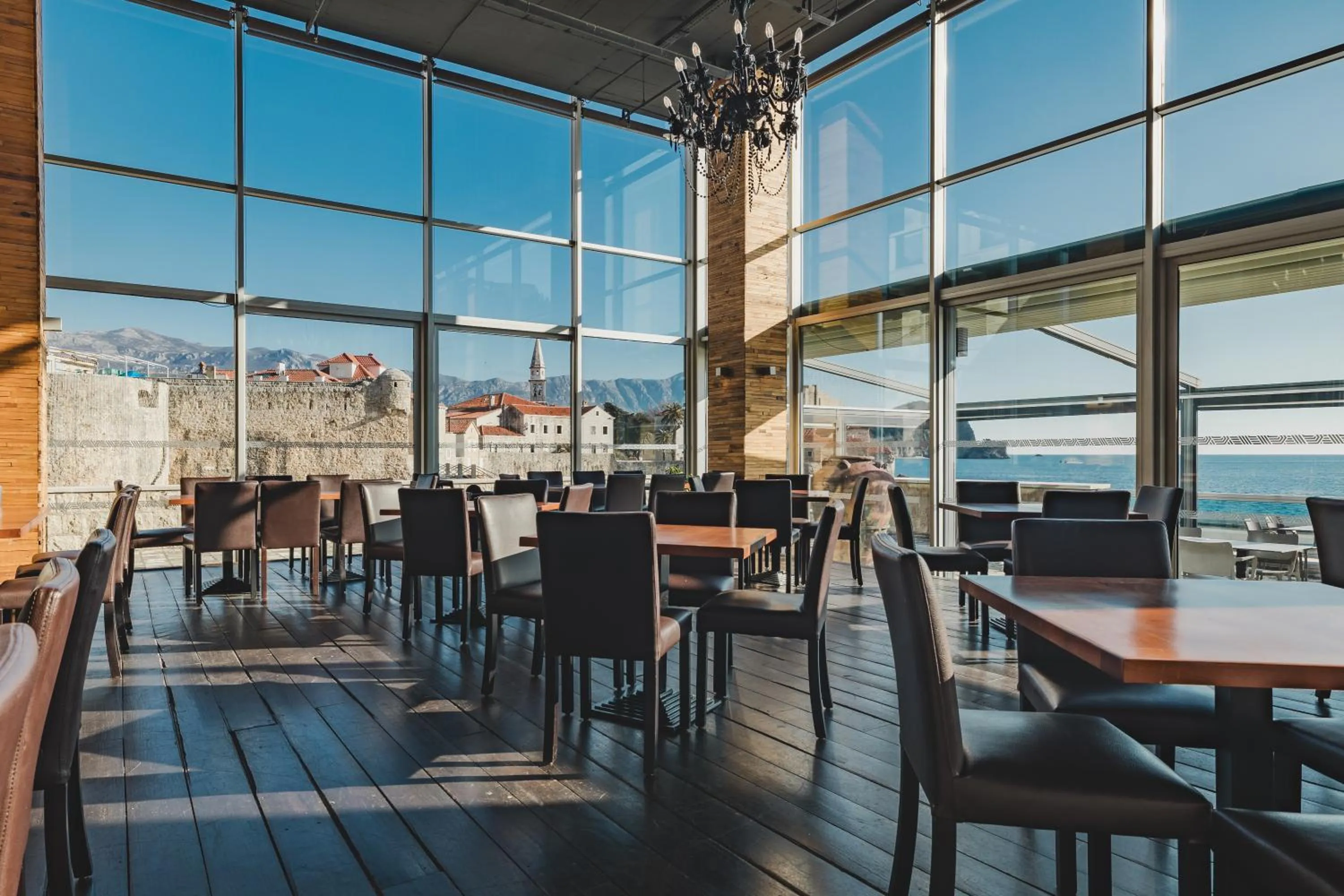 Restaurant/places to eat in Avala Resort & Villas