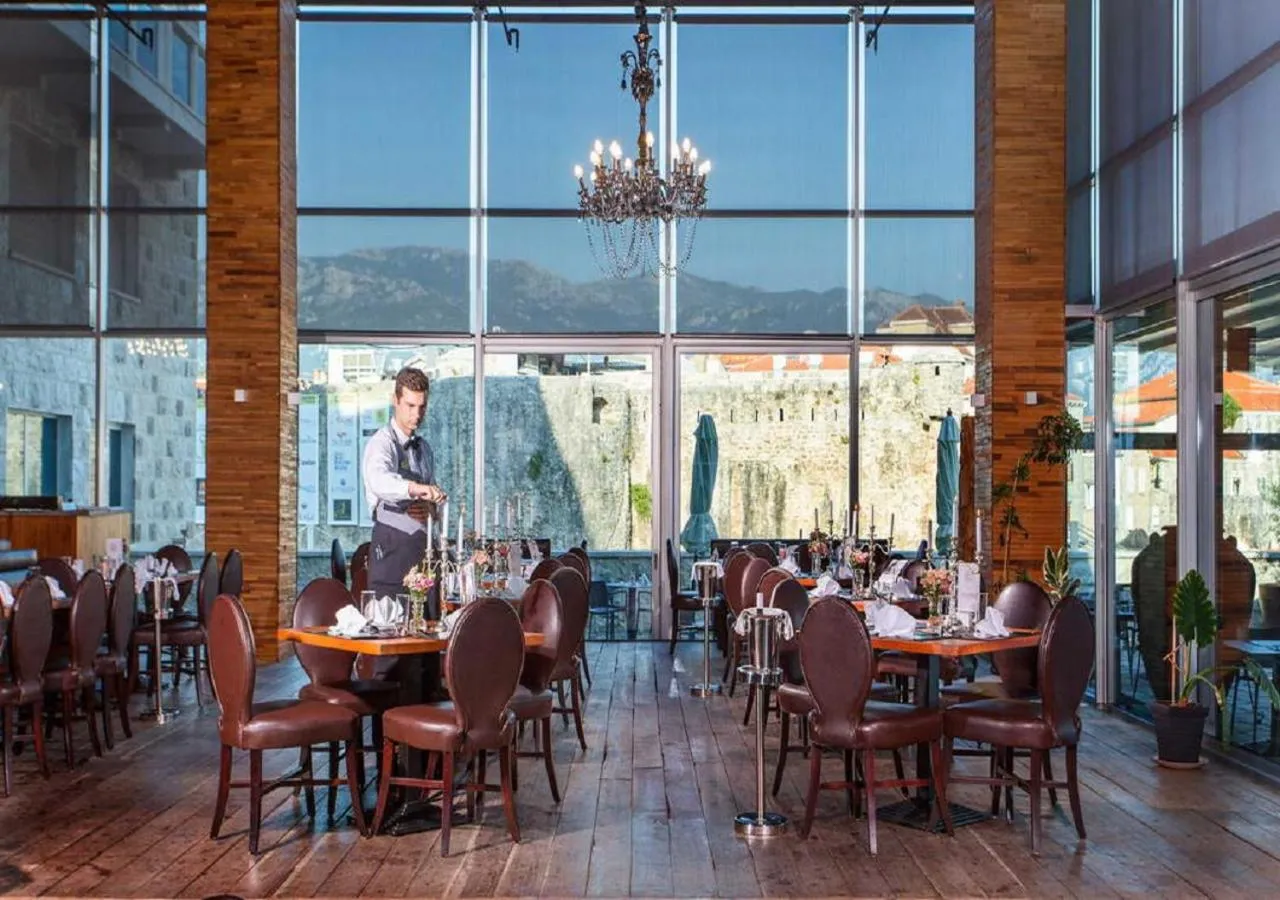 Restaurant/places to eat in Avala Resort & Villas