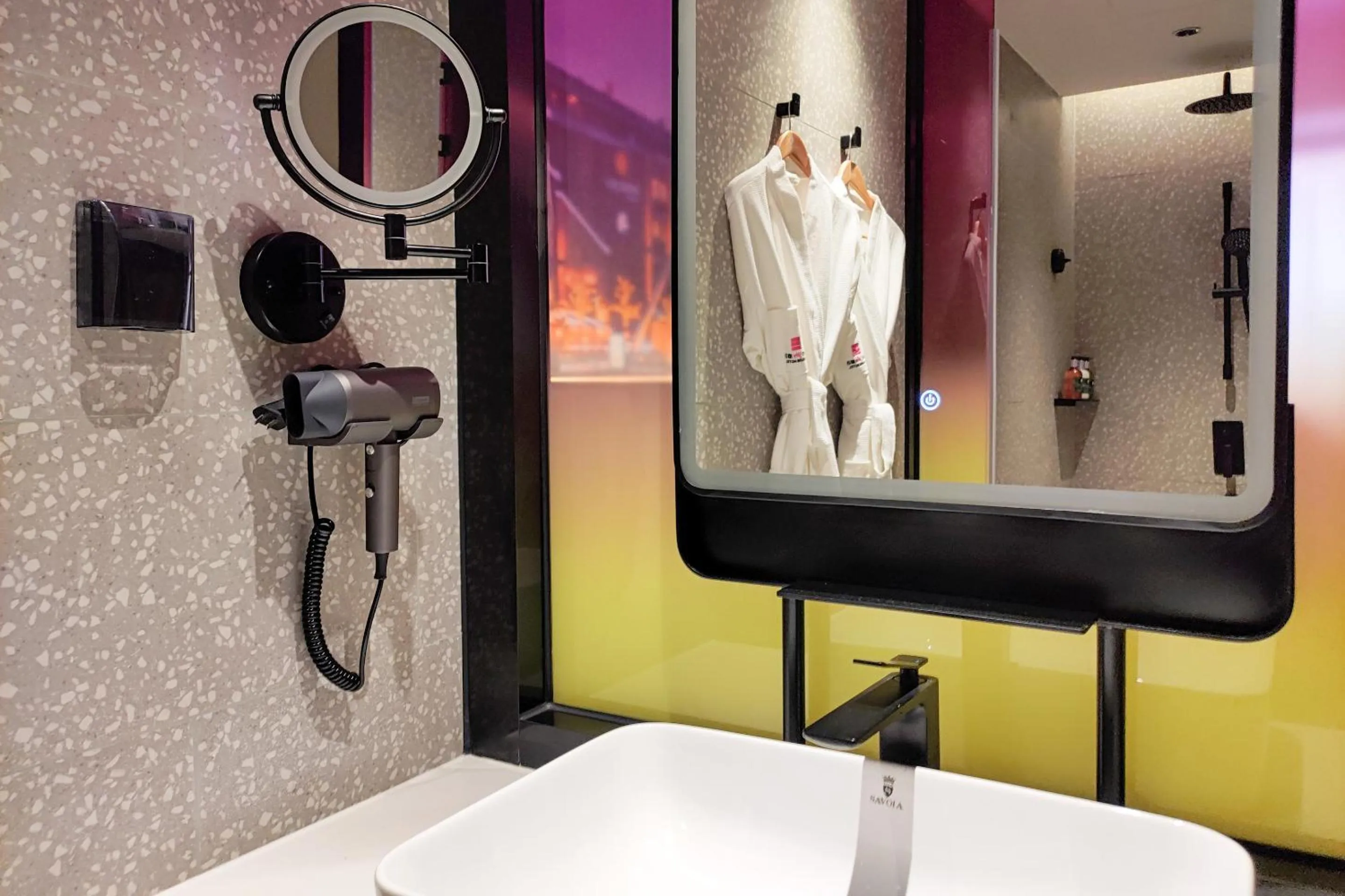 Bathroom in Echarm PLUS International Hotel Zhujiang New Town Wuyangcun Metro Station Branch- Free Deliver Service to Canton Fair Complex During Canton Fair Period