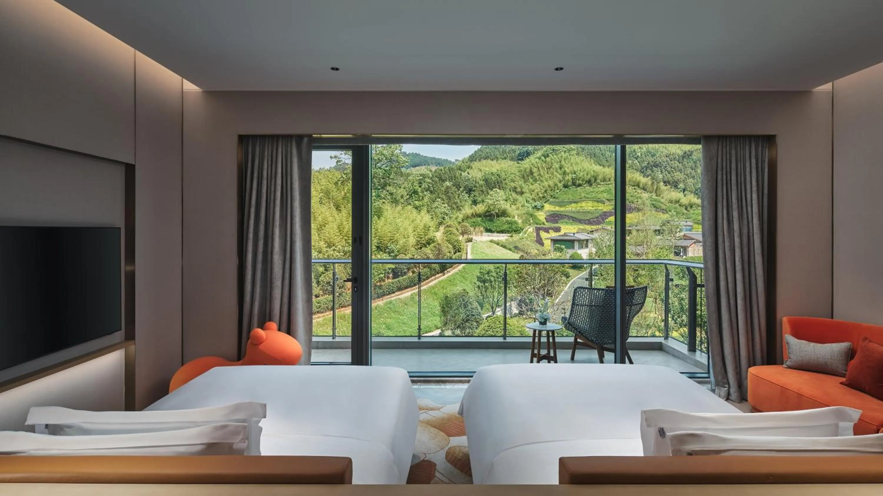 Photo of the whole room, Bed in Hotel Indigo Hangzhou Tianmushan