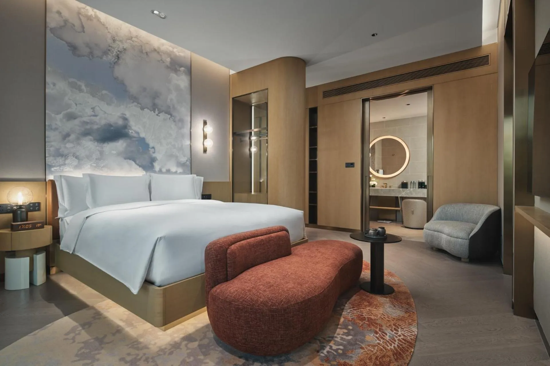 Photo of the whole room, Bed in Hotel Indigo Hangzhou Tianmushan