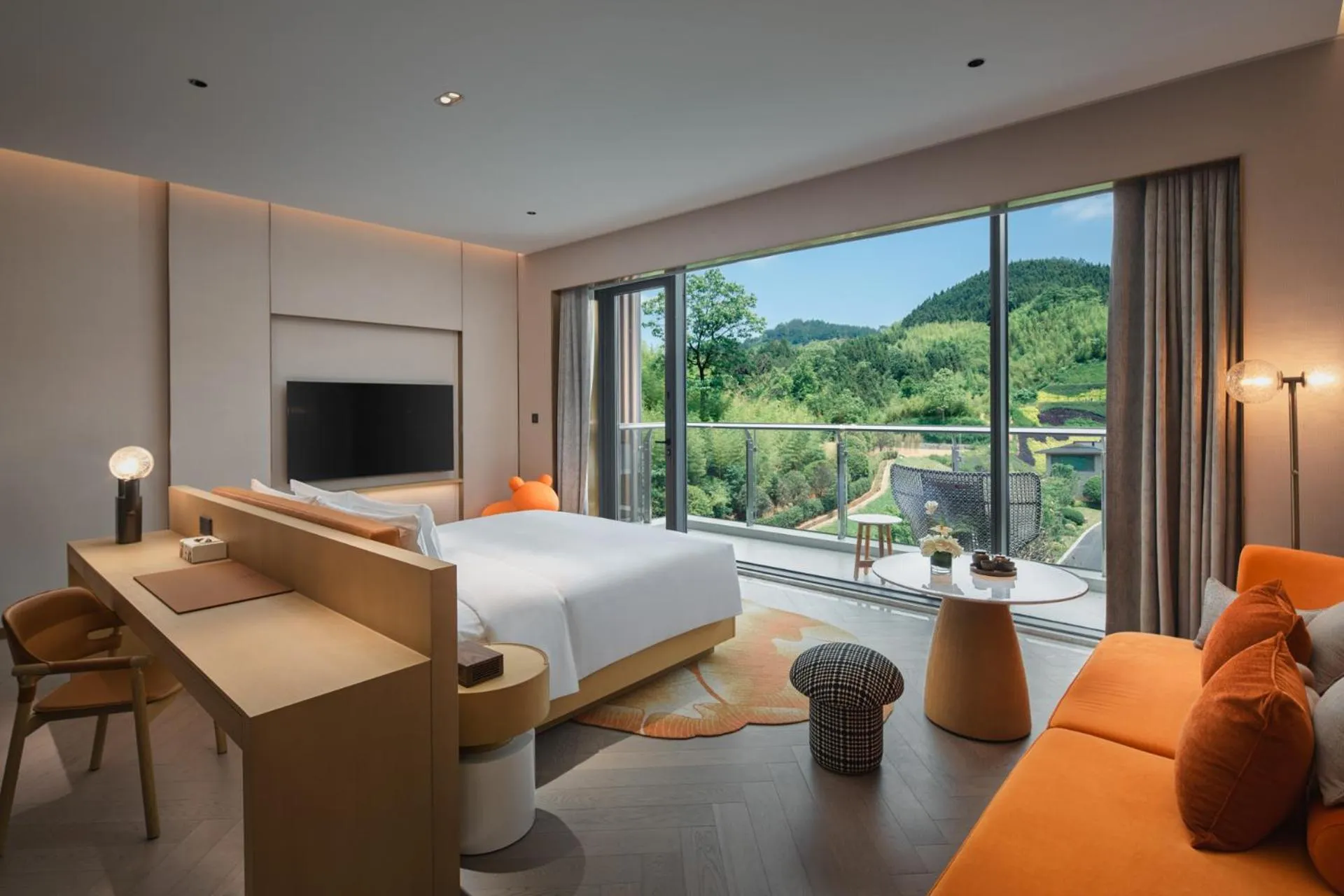 Photo of the whole room, Bed in Hotel Indigo Hangzhou Tianmushan