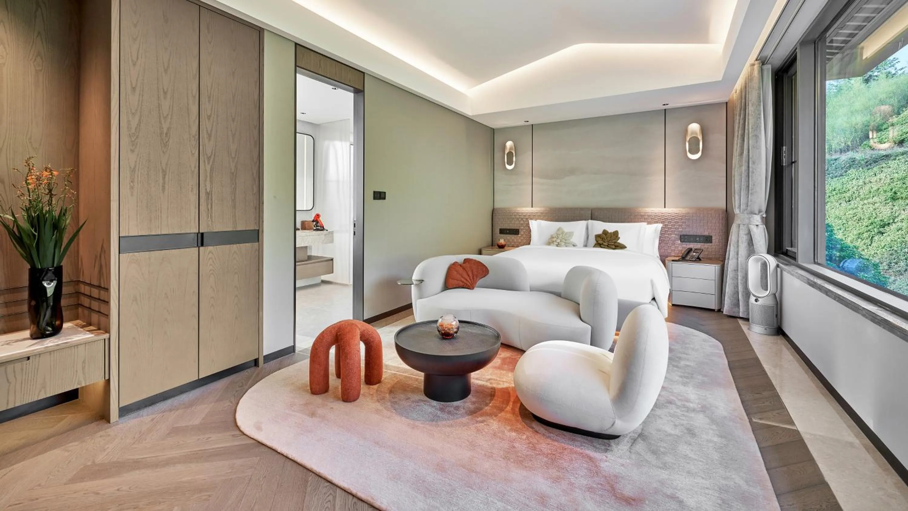 Photo of the whole room, Bed in Hotel Indigo Hangzhou Tianmushan