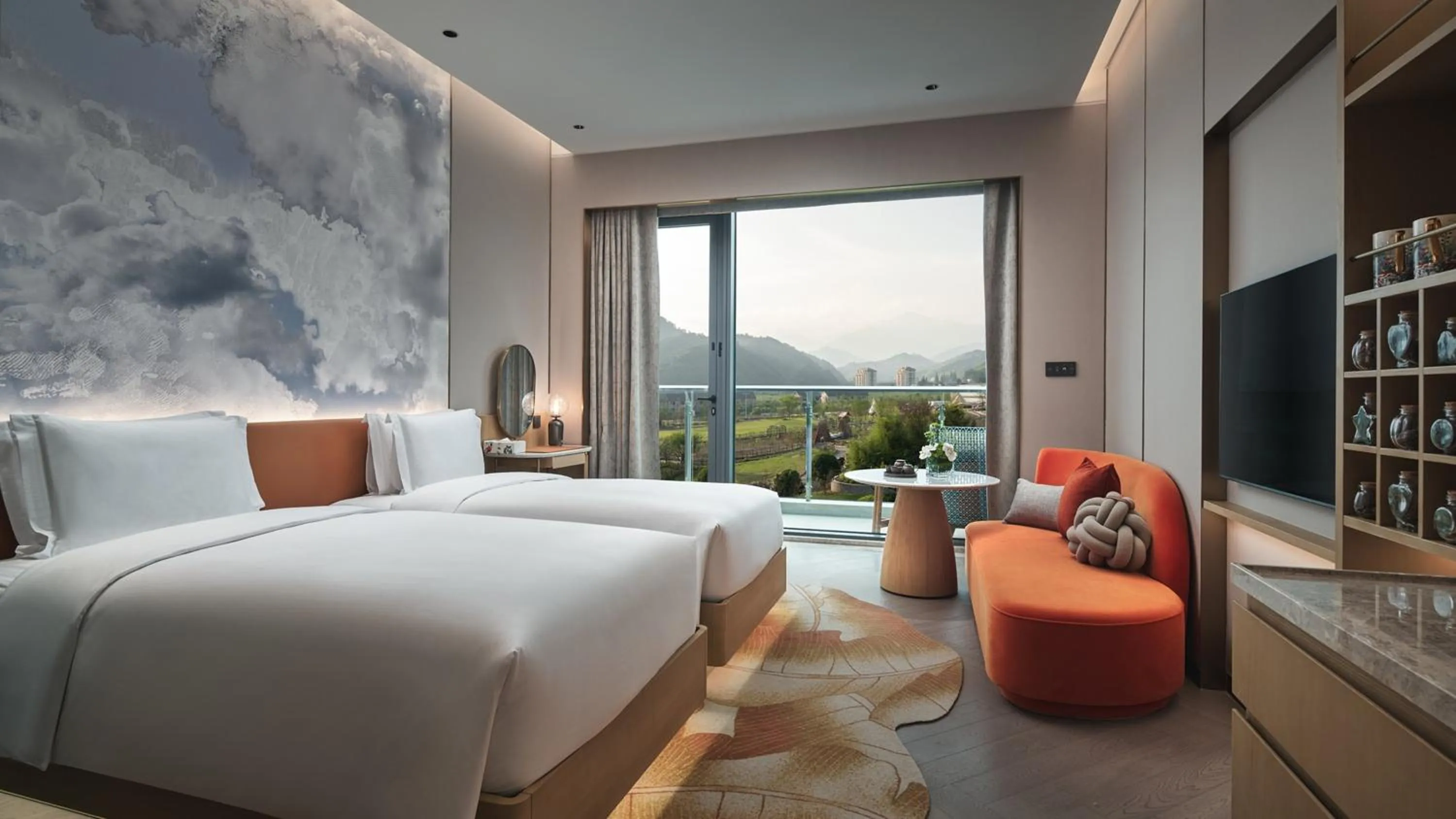 Photo of the whole room, Bed in Hotel Indigo Hangzhou Tianmushan