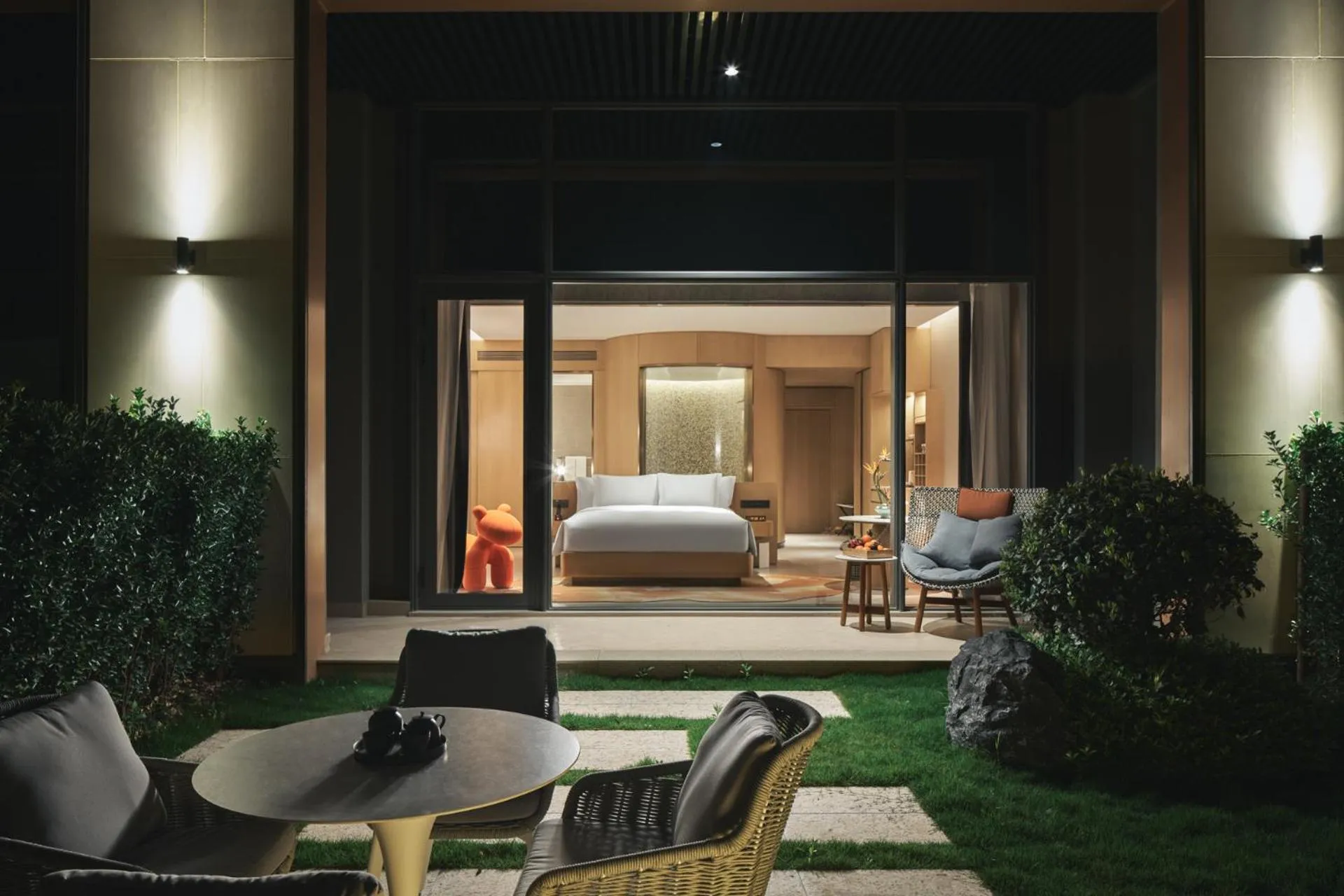 Photo of the whole room, Bed in Hotel Indigo Hangzhou Tianmushan