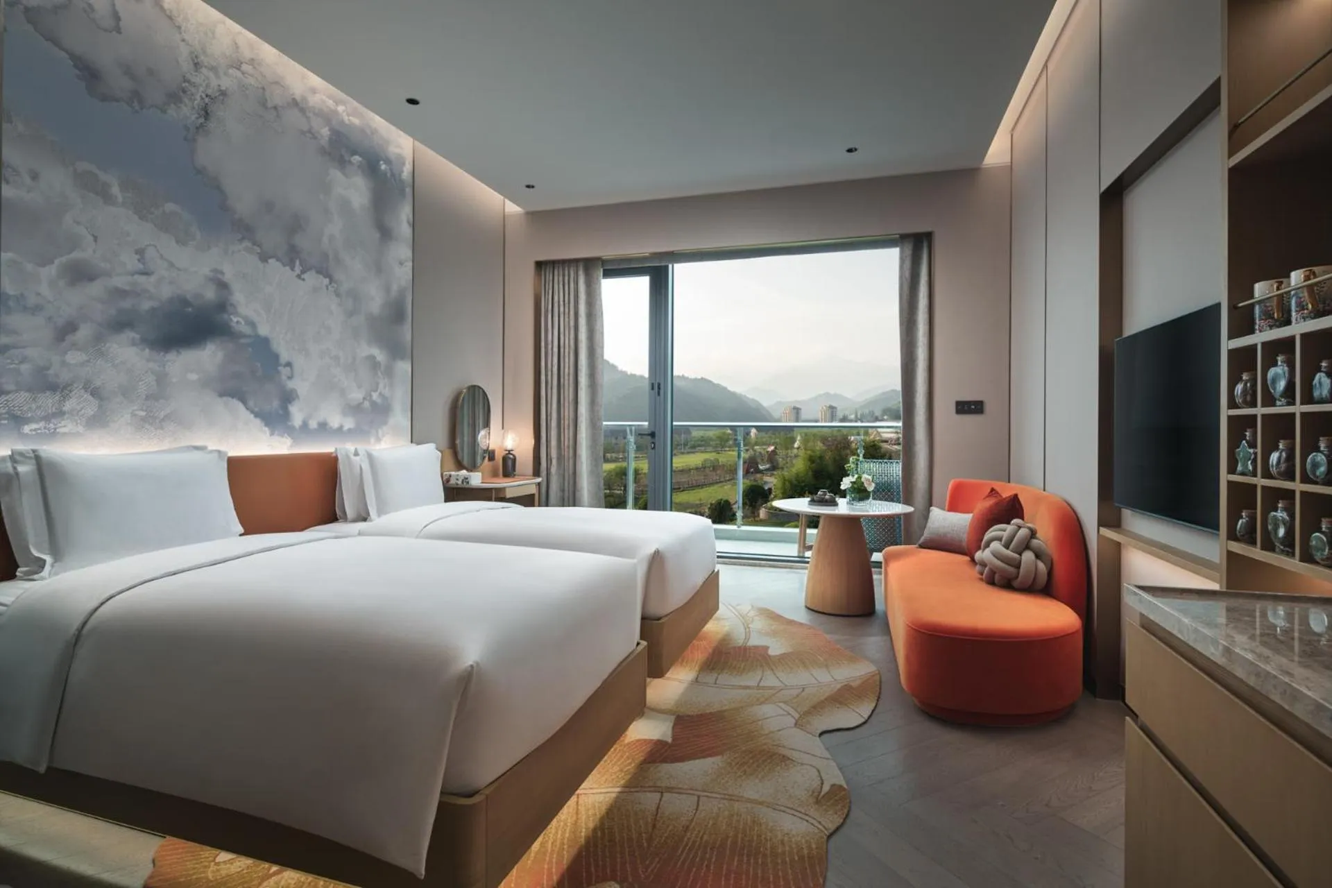 Photo of the whole room, Bed in Hotel Indigo Hangzhou Tianmushan