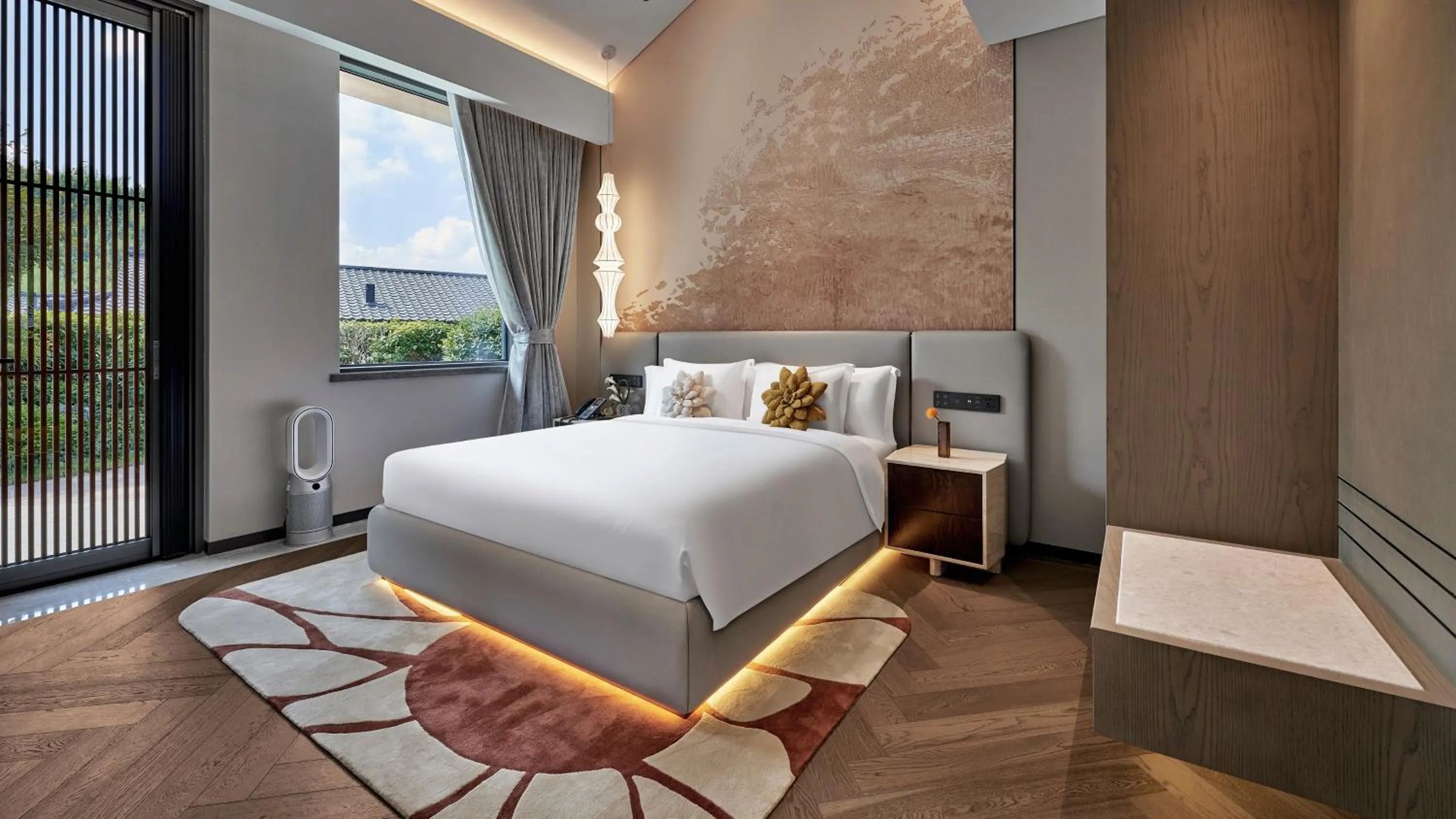 Photo of the whole room, Bed in Hotel Indigo Hangzhou Tianmushan