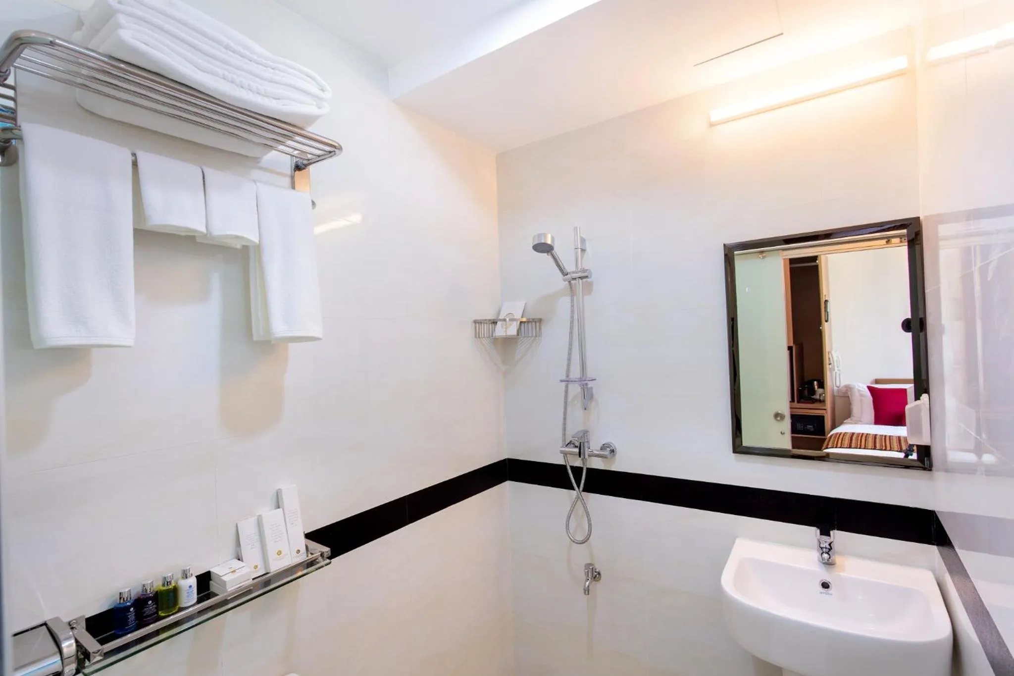 Standard Double Room (Free Return Airport Transfer and 10% of Food & Beverage) in Beehive Central