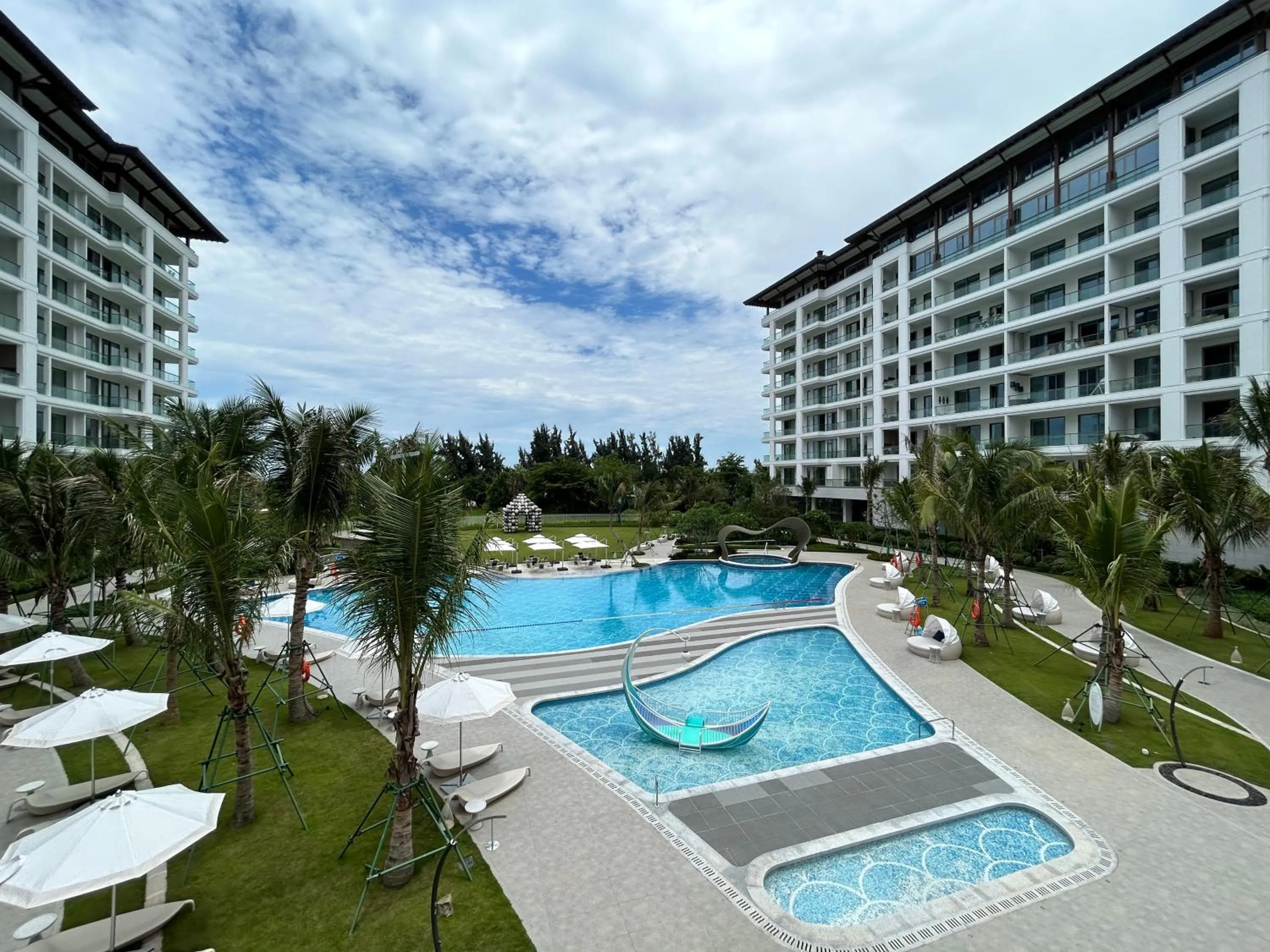 Swimming pool in The Mermoon Resort Hainan Tufu Bay, Tapestry By Hilton