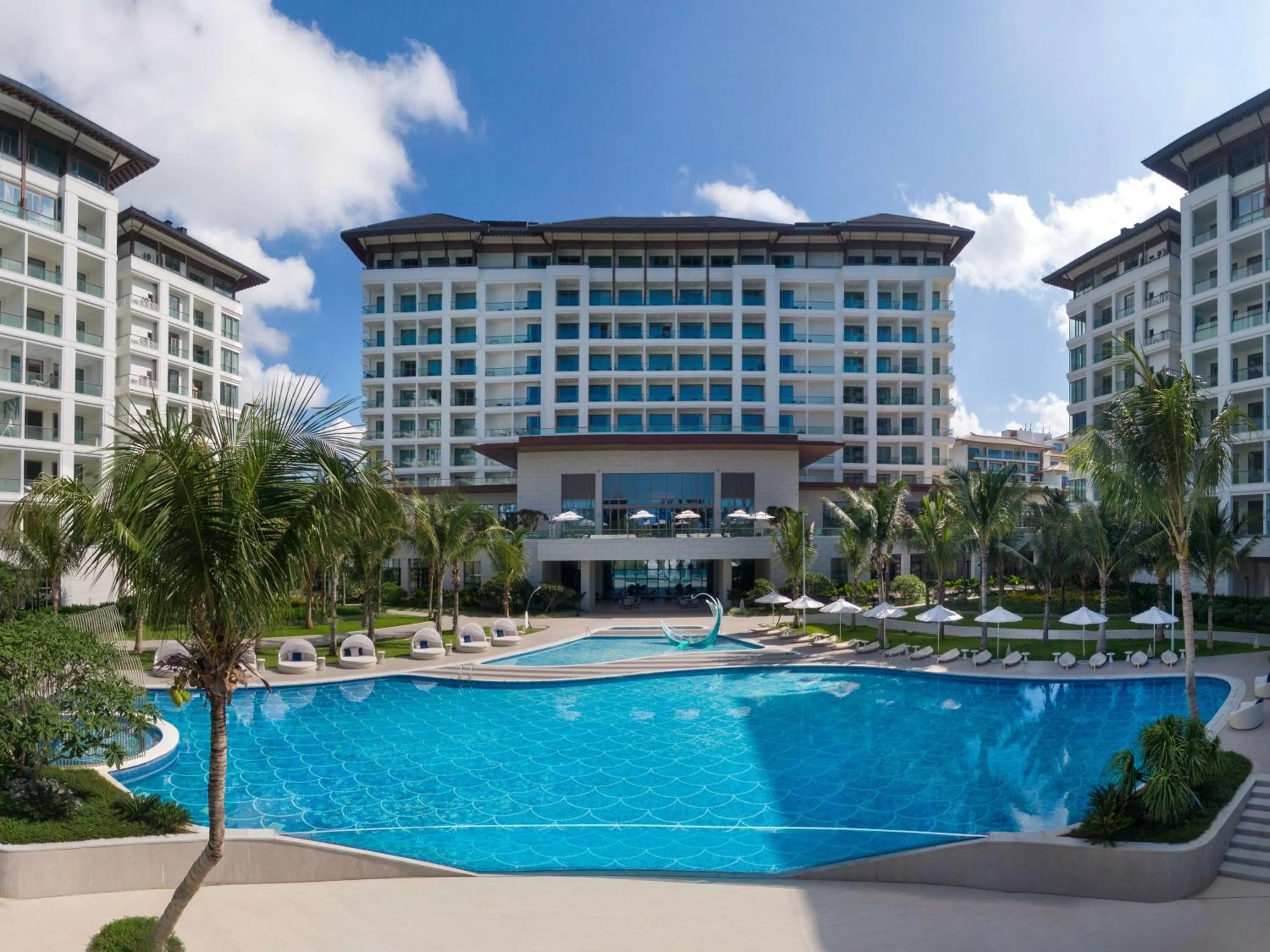 Pool view in The Mermoon Resort Hainan Tufu Bay, Tapestry By Hilton