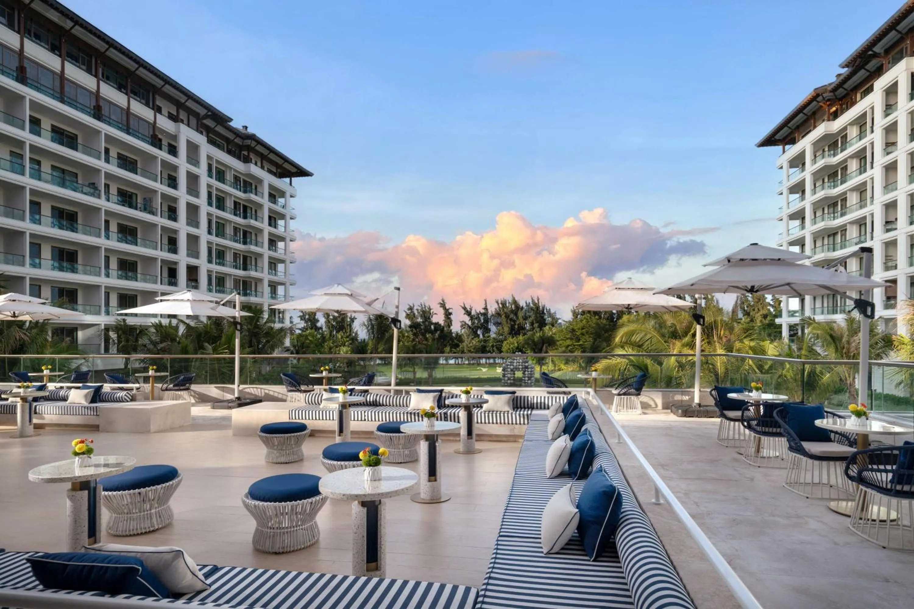 Dining area in The Mermoon Resort Hainan Tufu Bay, Tapestry By Hilton