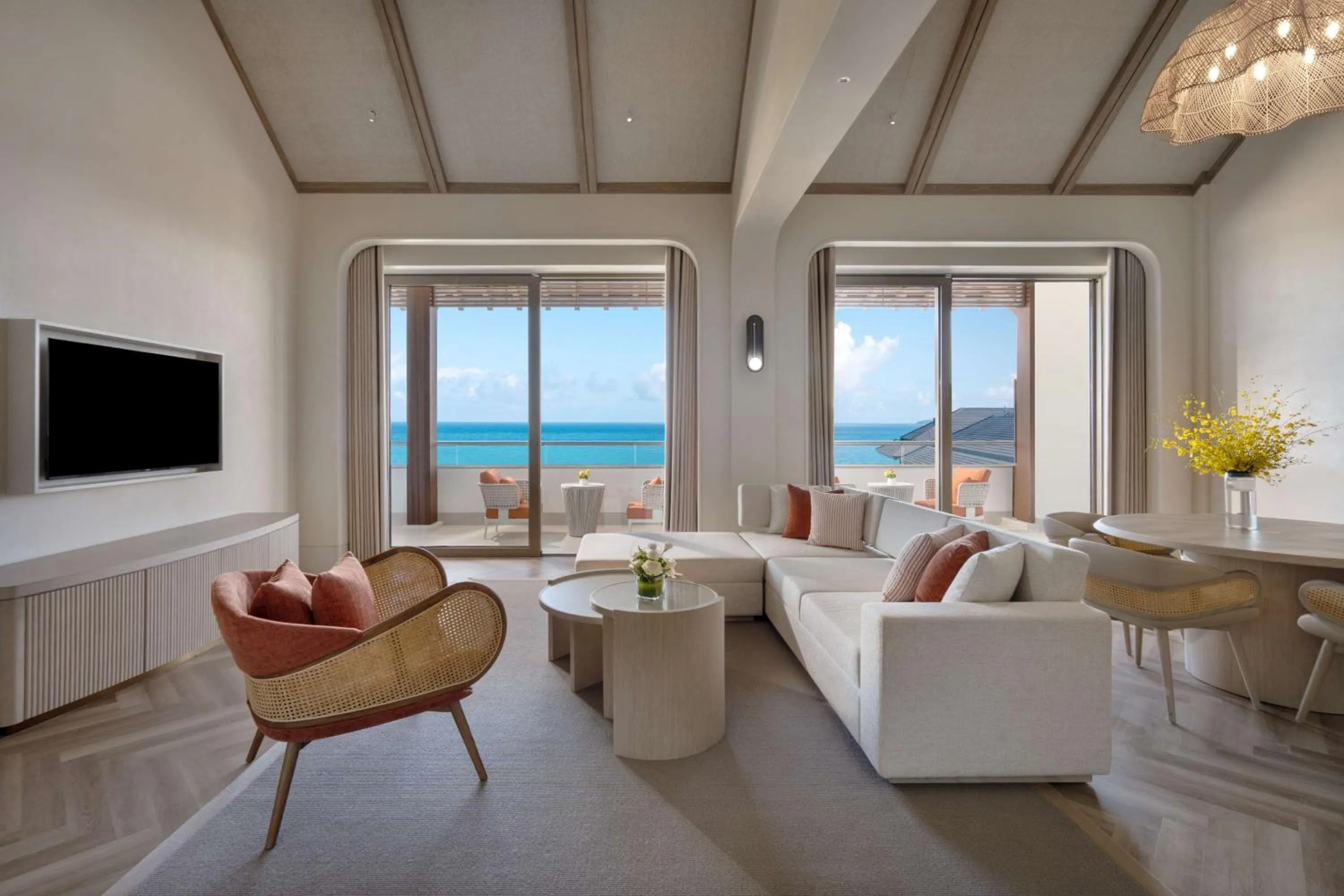 Living room in The Mermoon Resort Hainan Tufu Bay, Tapestry By Hilton