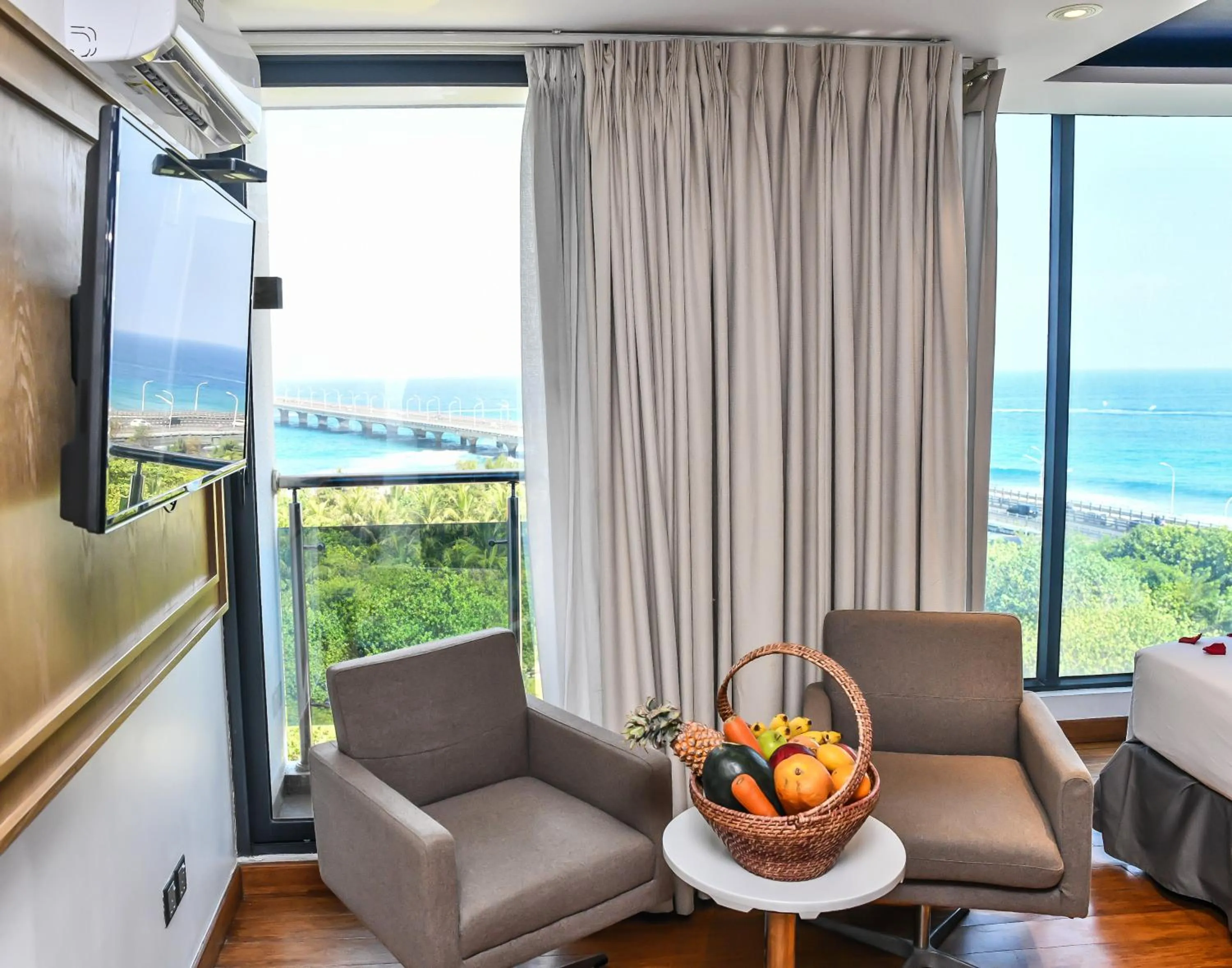 Seating area in Beehive Premier