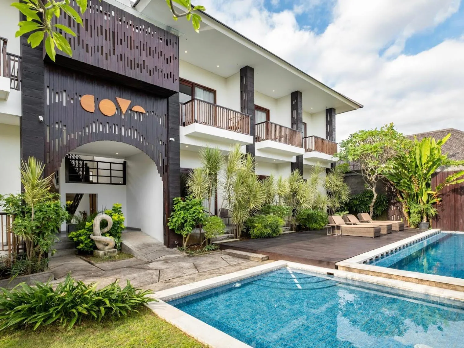 Swimming pool in Cove Tevana