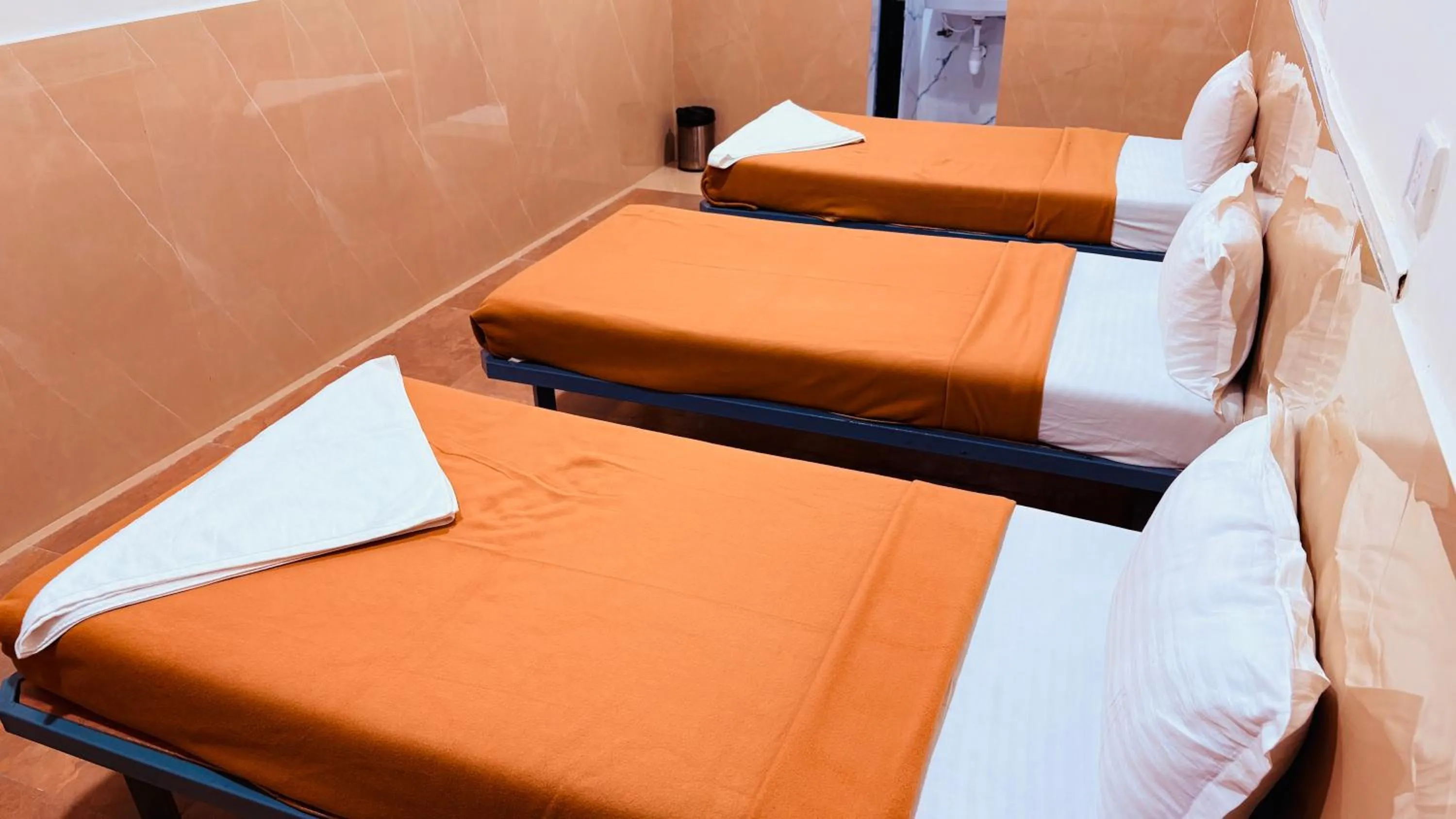 Bed in Hotel Sai Palkhi Niwara