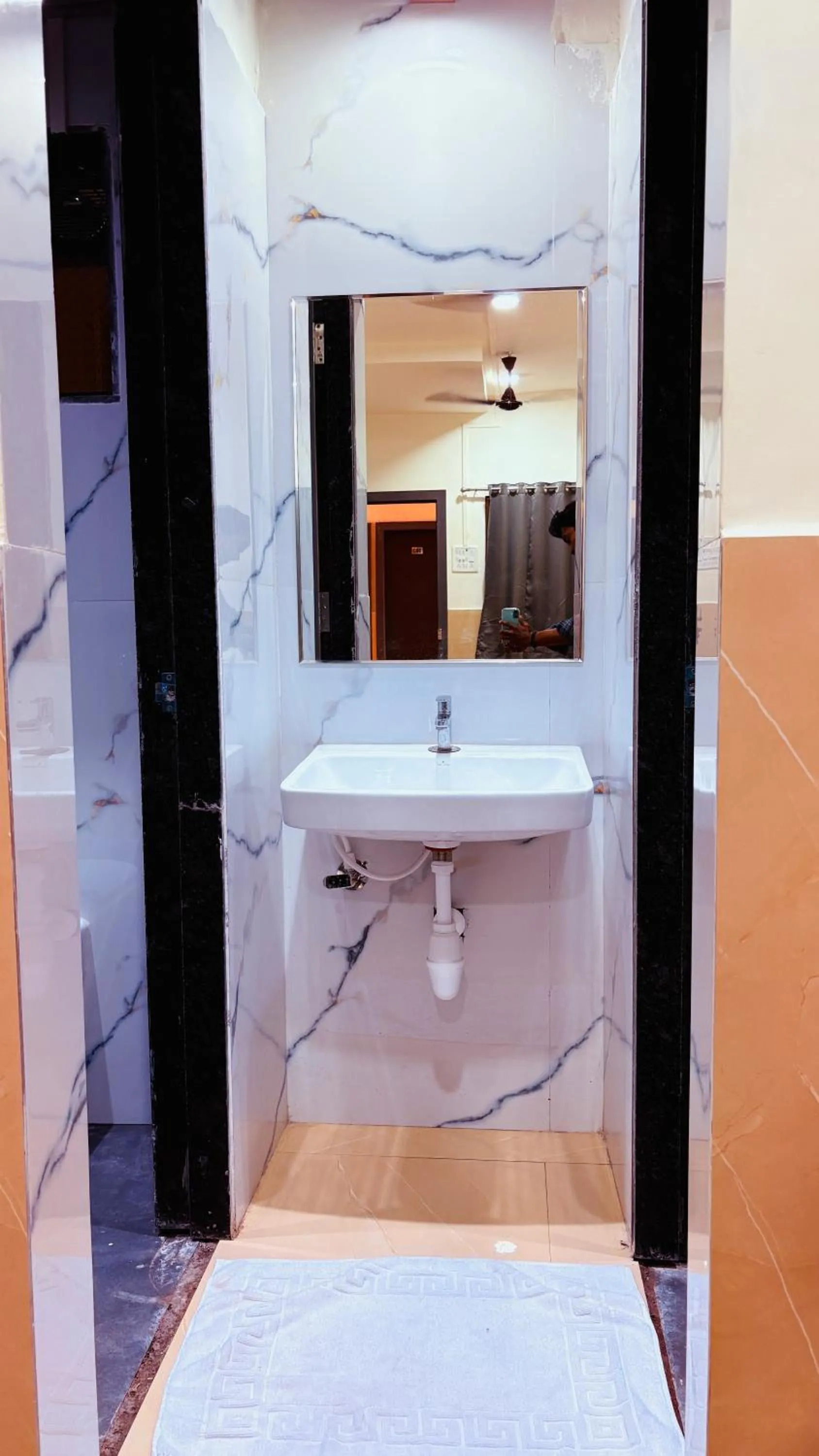 Bathroom in Hotel Sai Palkhi Niwara