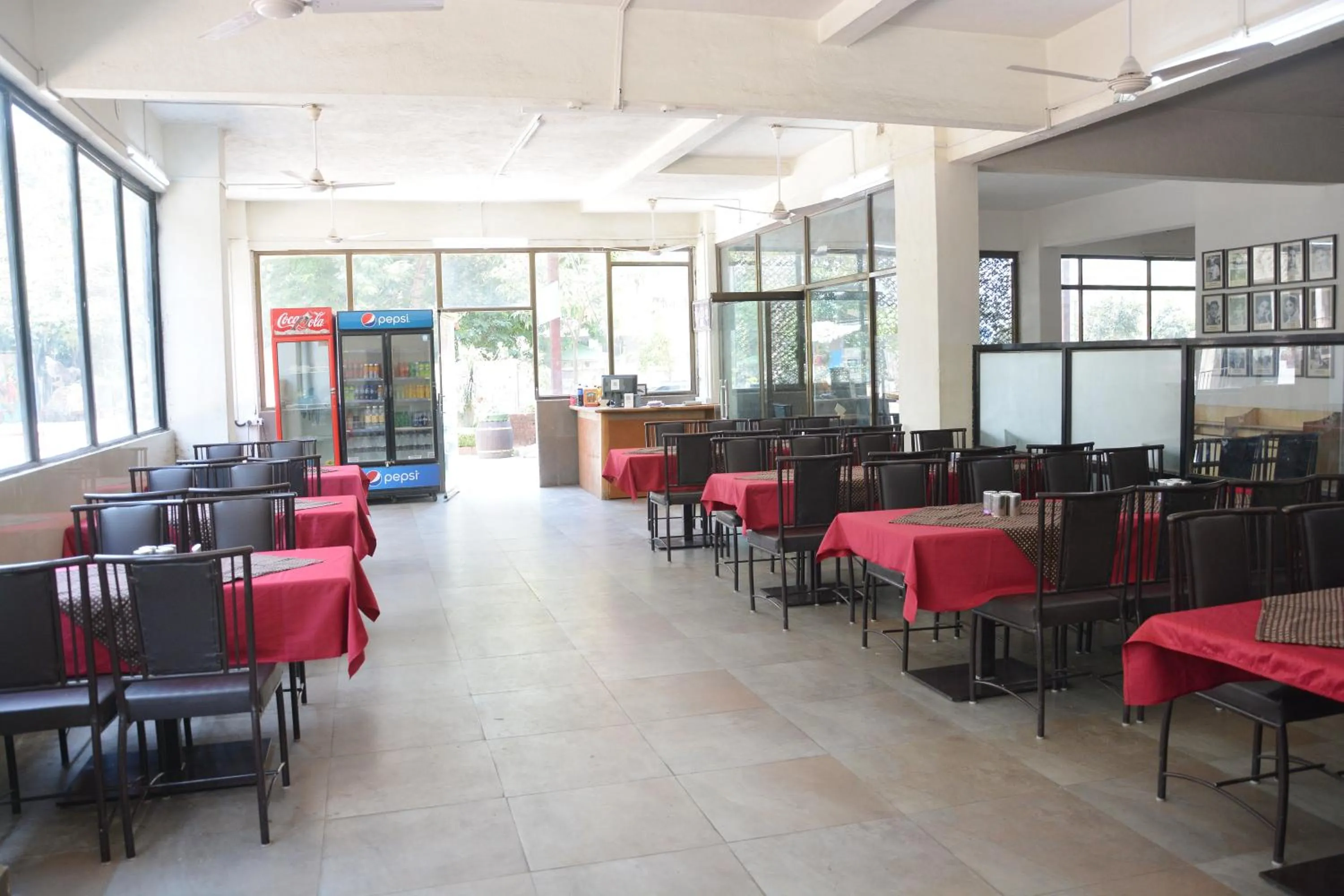 Restaurant/places to eat in Hotel Sai Palkhi Niwara