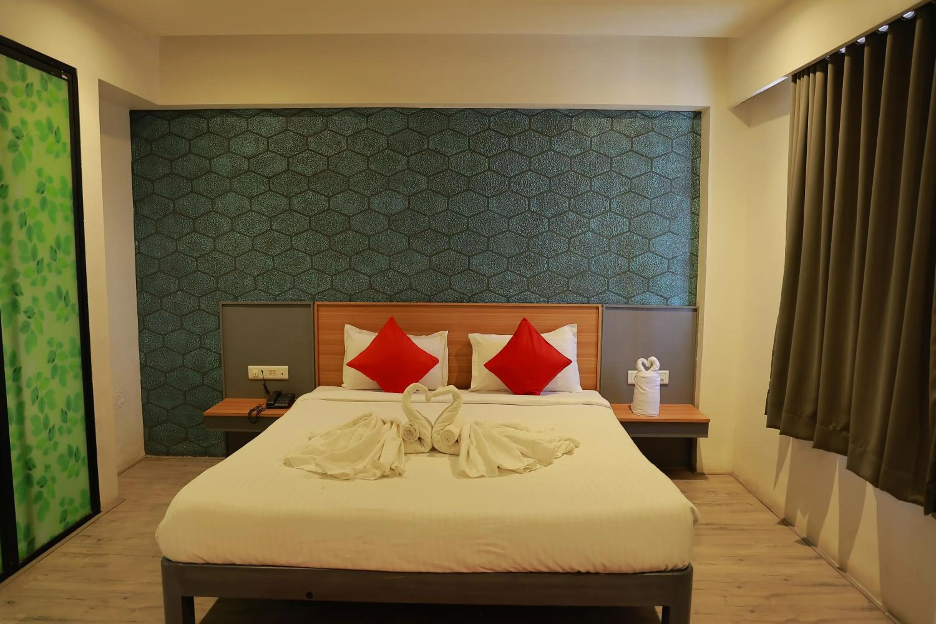 Bedroom, Bed in Hotel Sai Palkhi Niwara