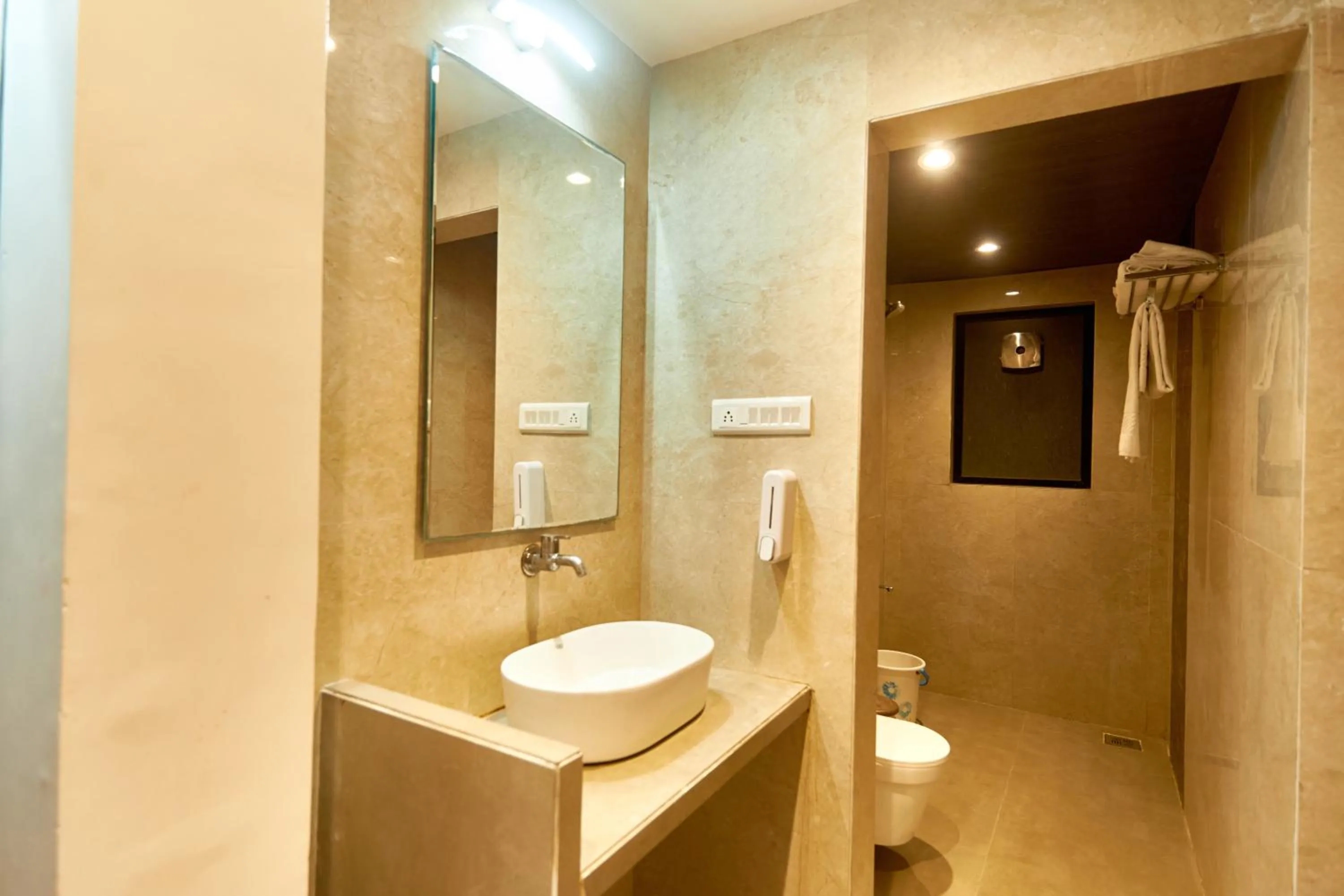 Shower in Hotel Sai Palkhi Niwara