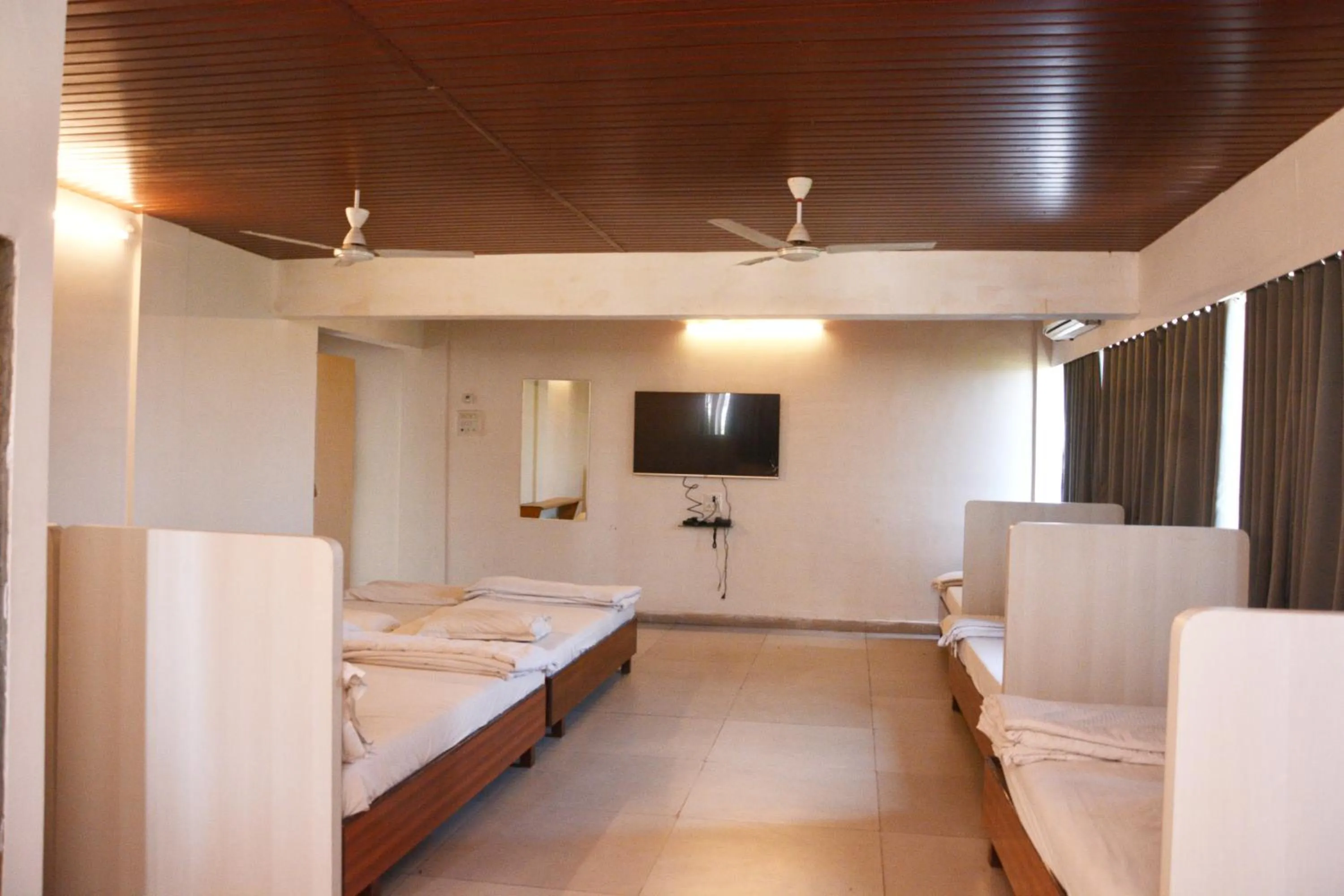 Bed in Hotel Sai Palkhi Niwara