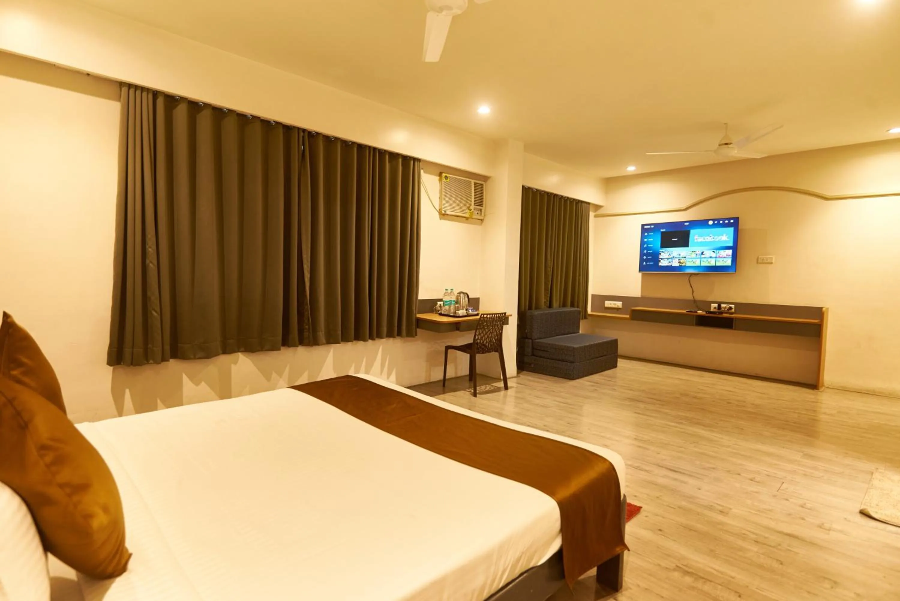 Photo of the whole room, Bed in Hotel Sai Palkhi Niwara