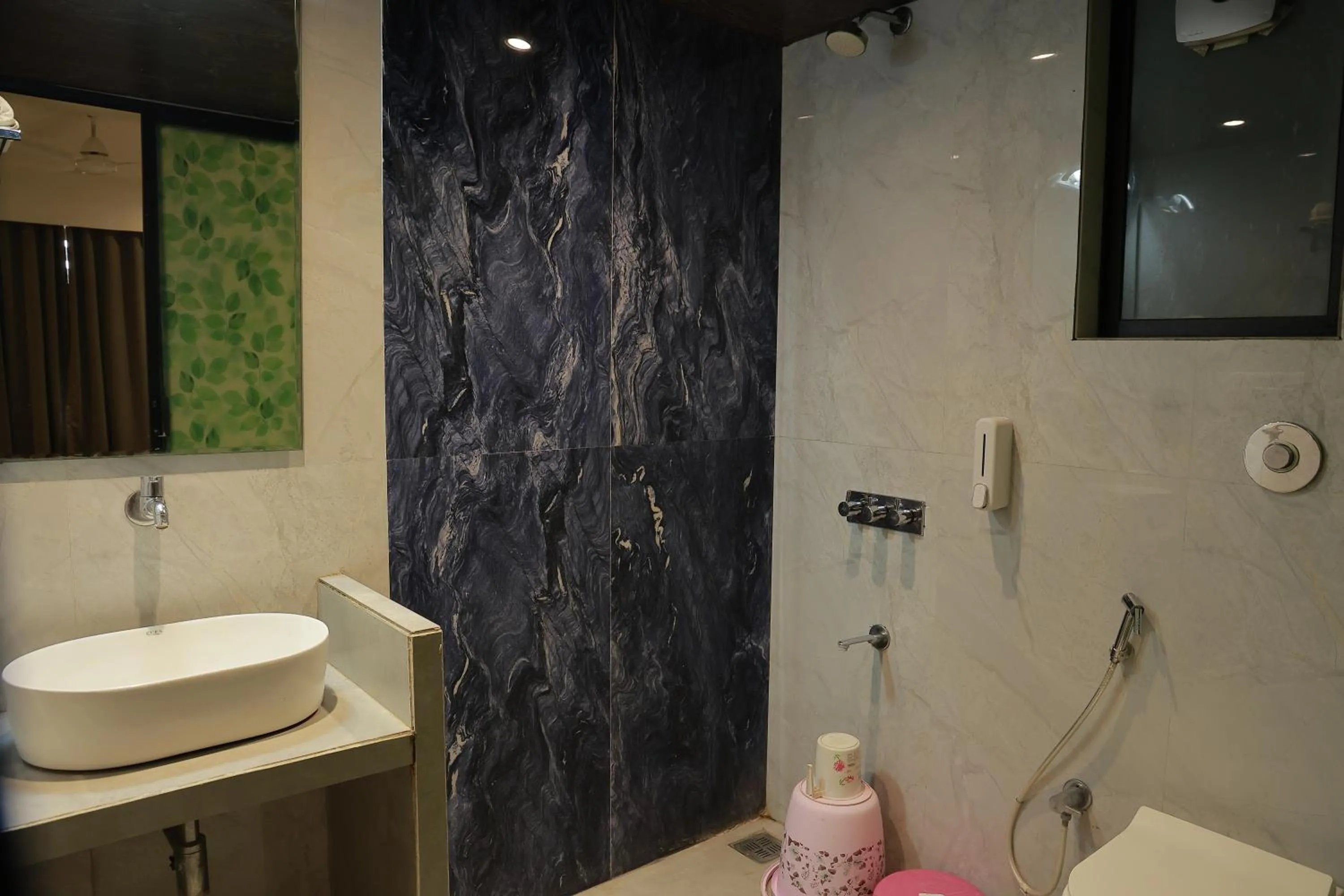 Bathroom in Hotel Sai Palkhi Niwara