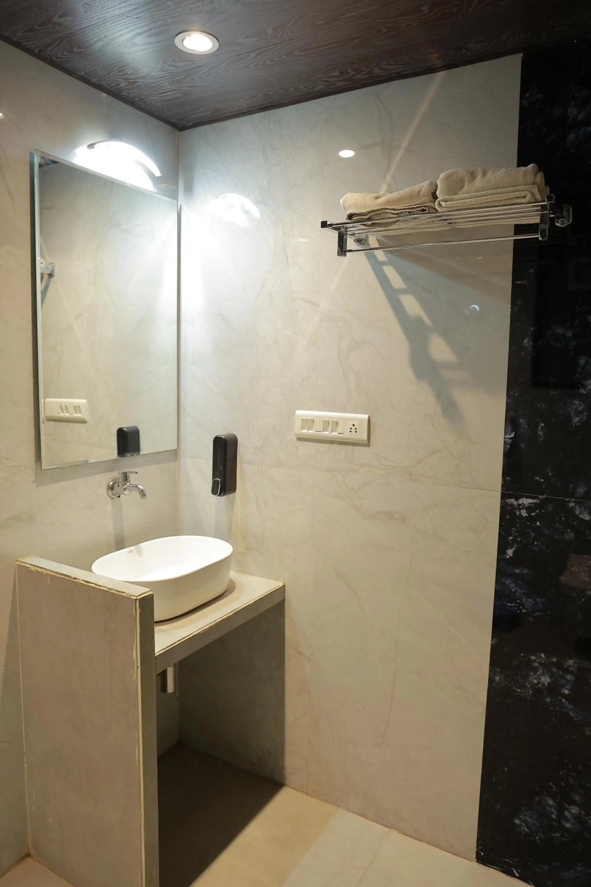 Bathroom in Hotel Sai Palkhi Niwara