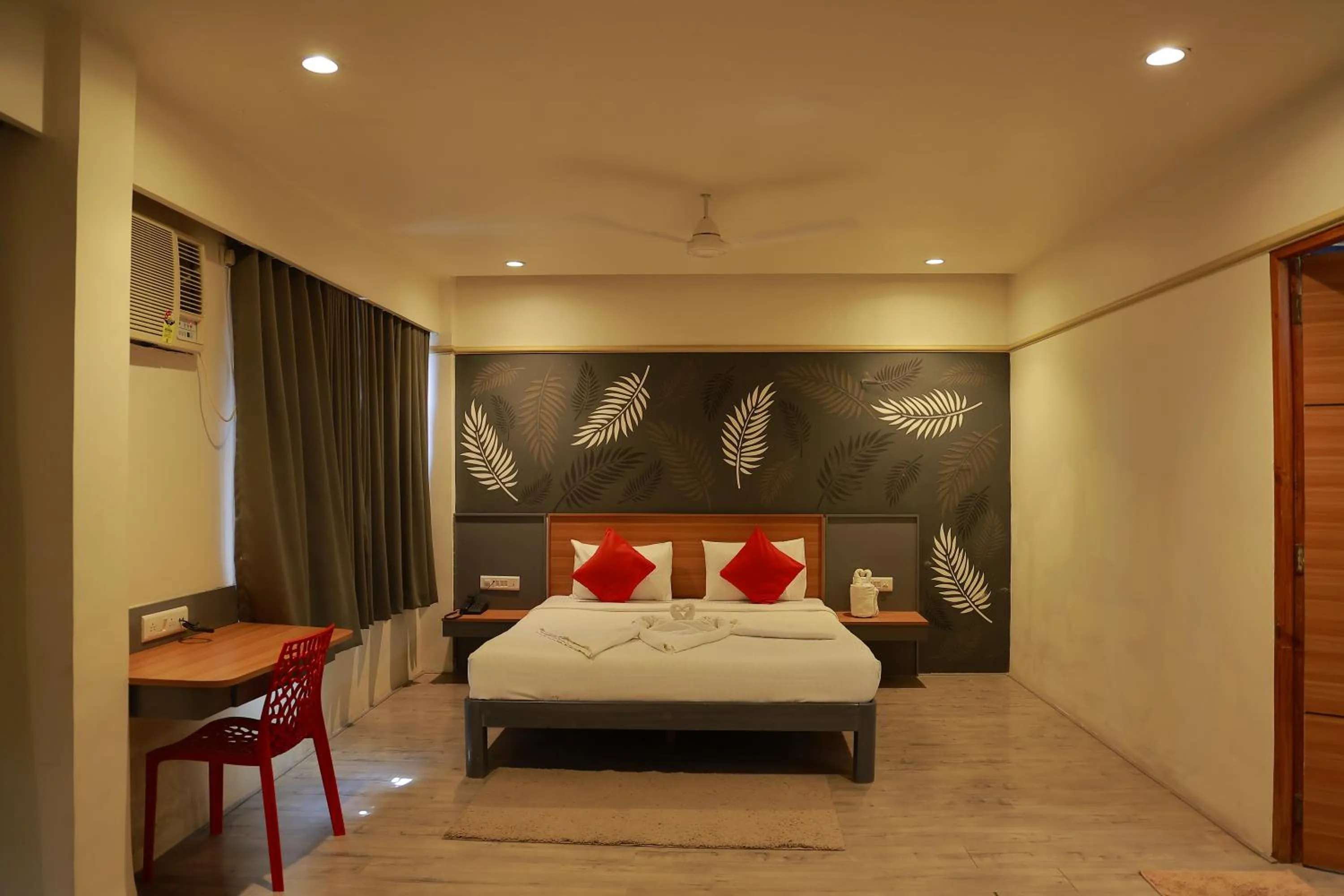 Bedroom, Bed in Hotel Sai Palkhi Niwara