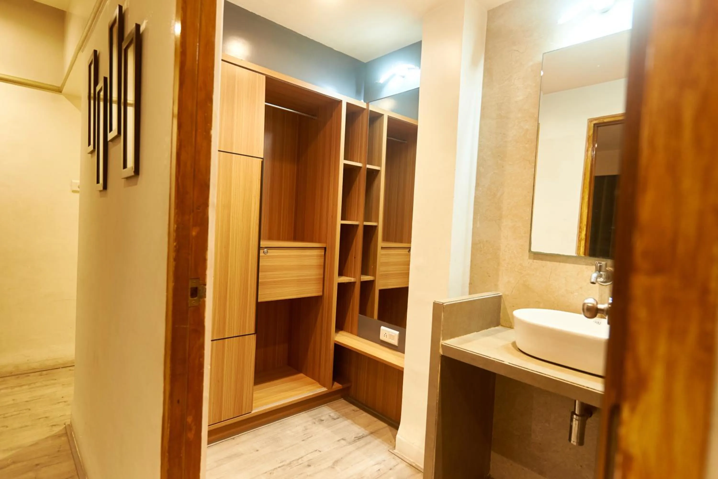 wardrobe in Hotel Sai Palkhi Niwara