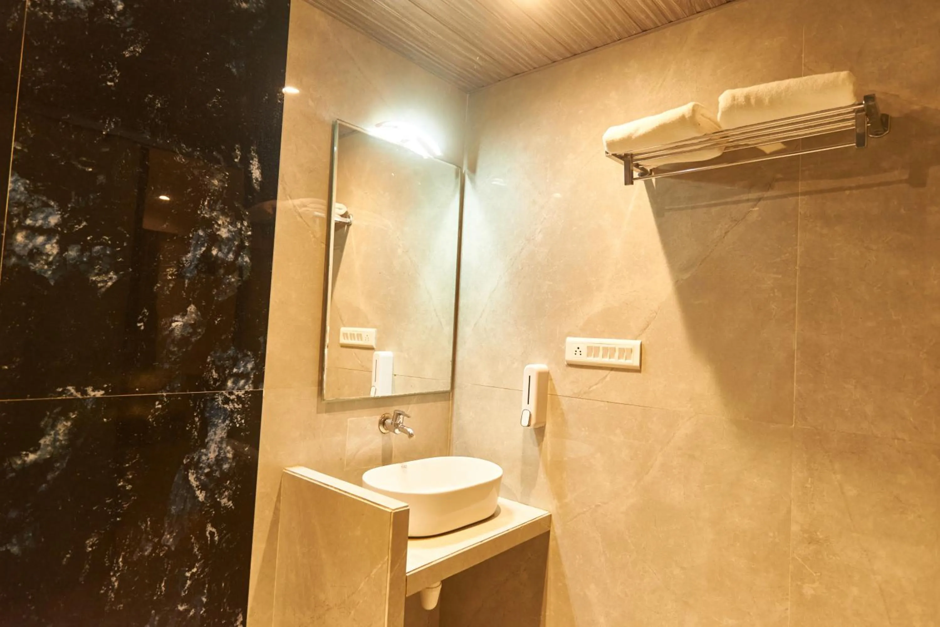 Bathroom in Hotel Sai Palkhi Niwara